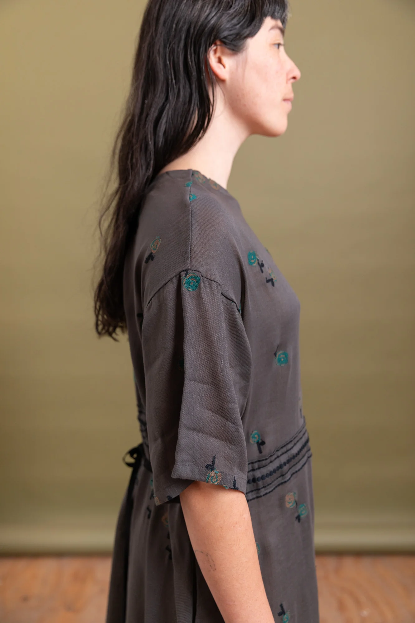 EMBROIDERY DRESS IN CHARCOAL COTTON/RAMIE - Image 7
