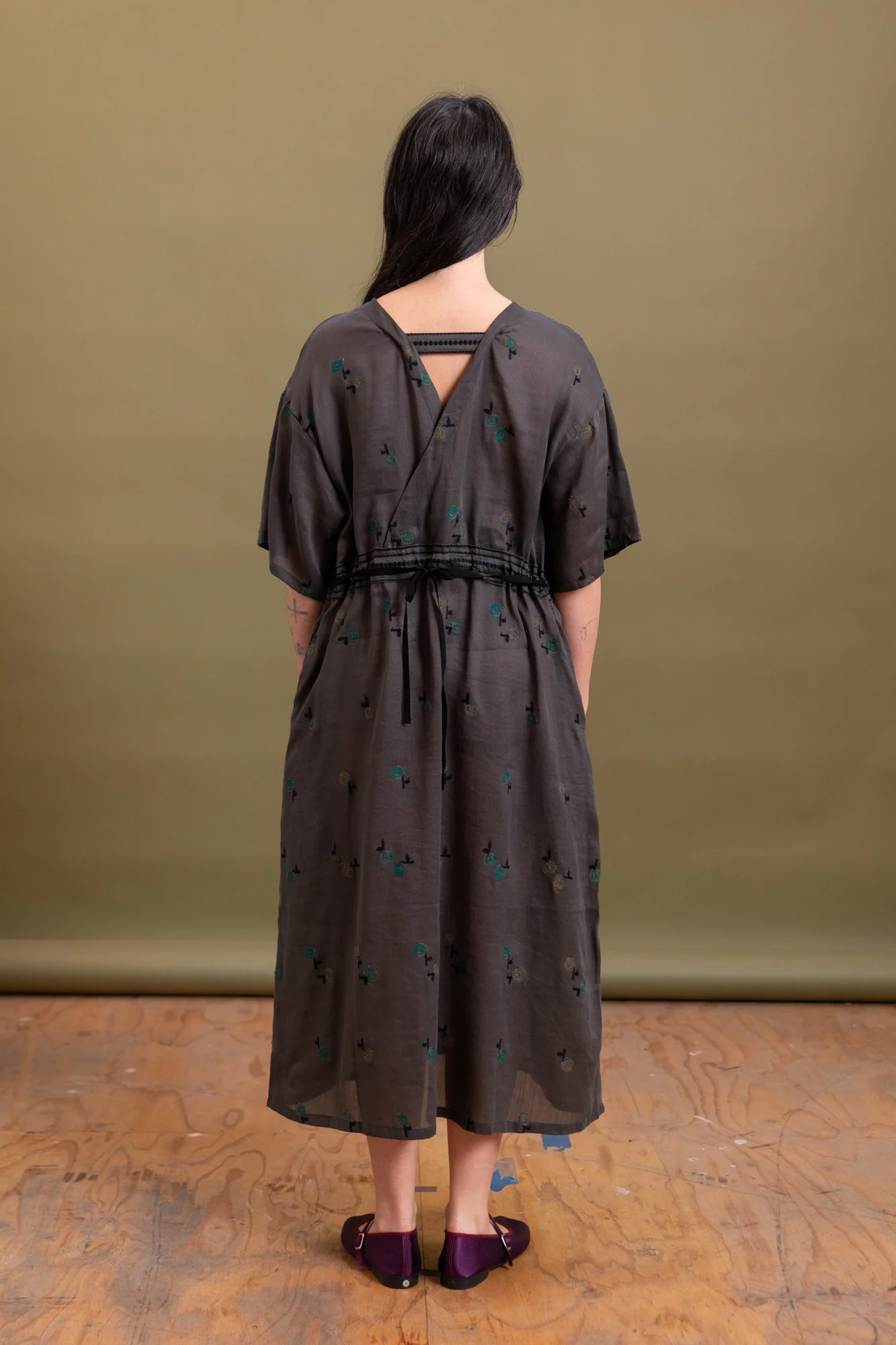 EMBROIDERY DRESS IN CHARCOAL COTTON/RAMIE - Image 8