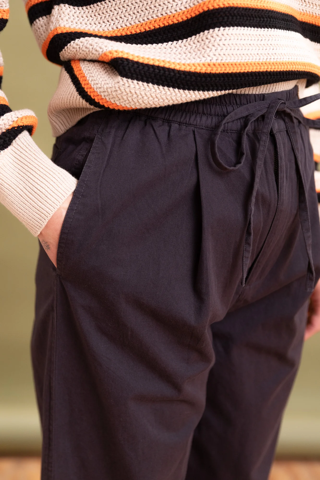 TIE TROUSER IN FADED BLACK - Image 2