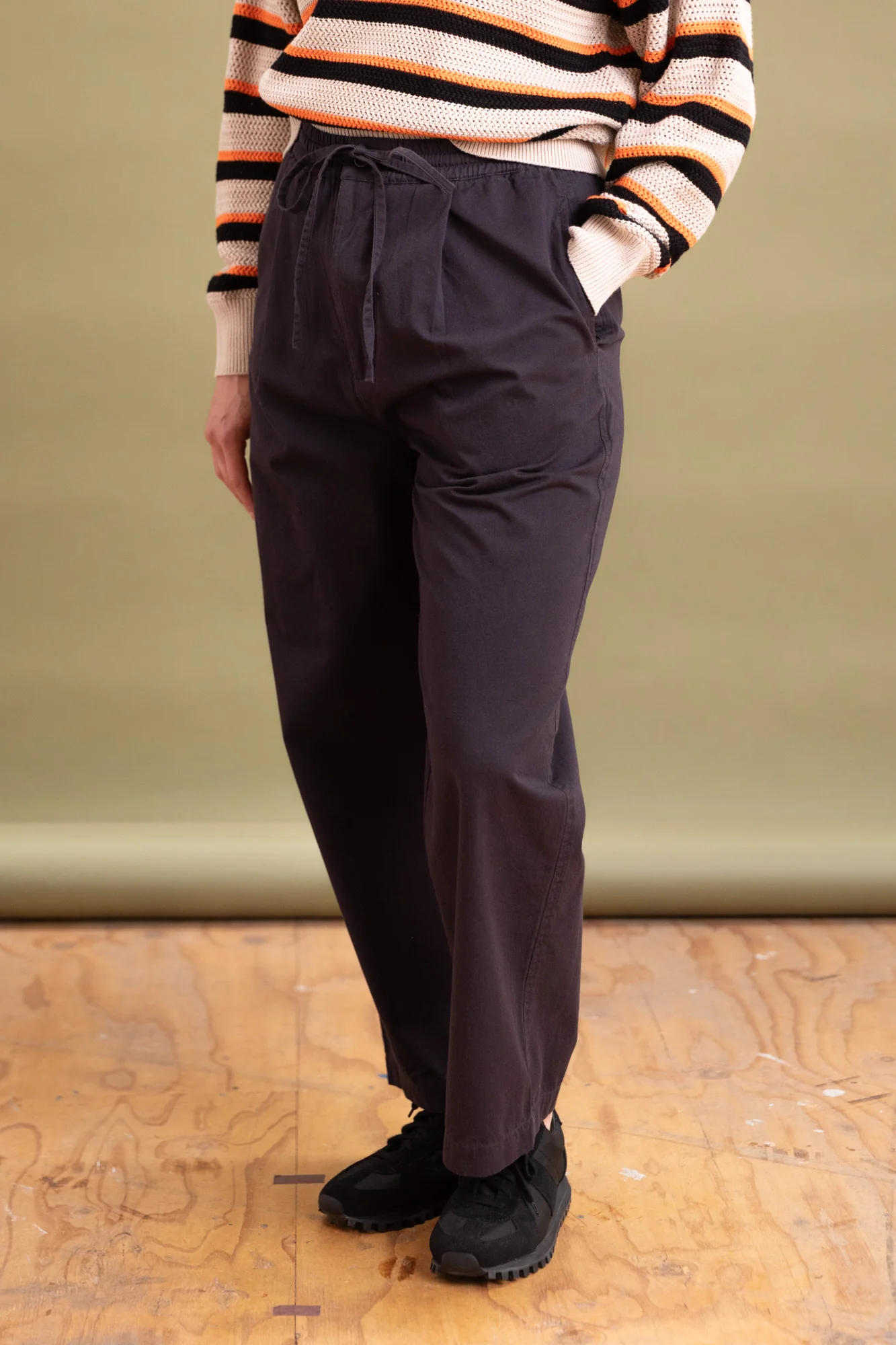 TIE TROUSER IN FADED BLACK - Image 4