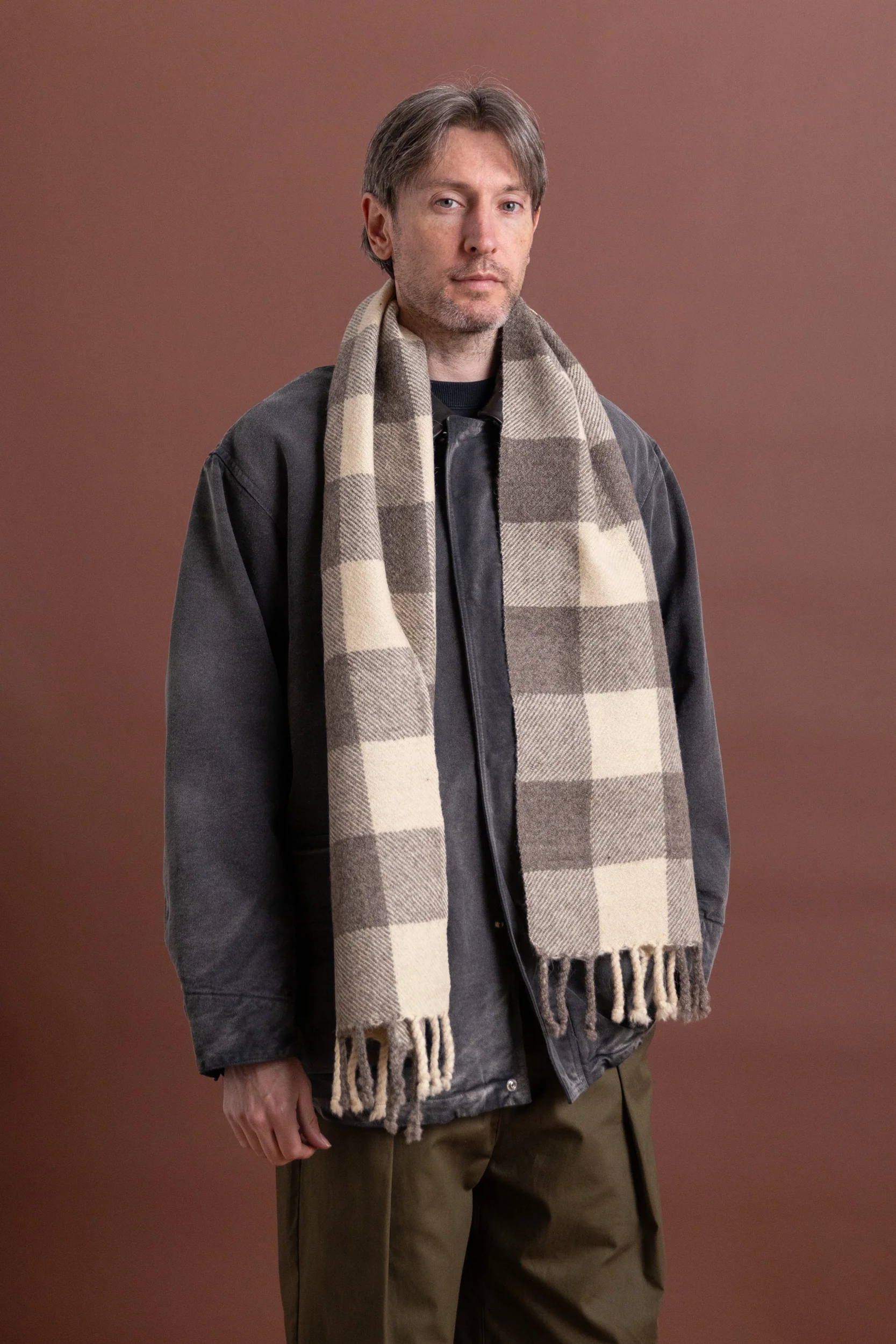 FELTED BLANKET SCARF IN SHEEP'S GREY BROAD CHECK - Image 2