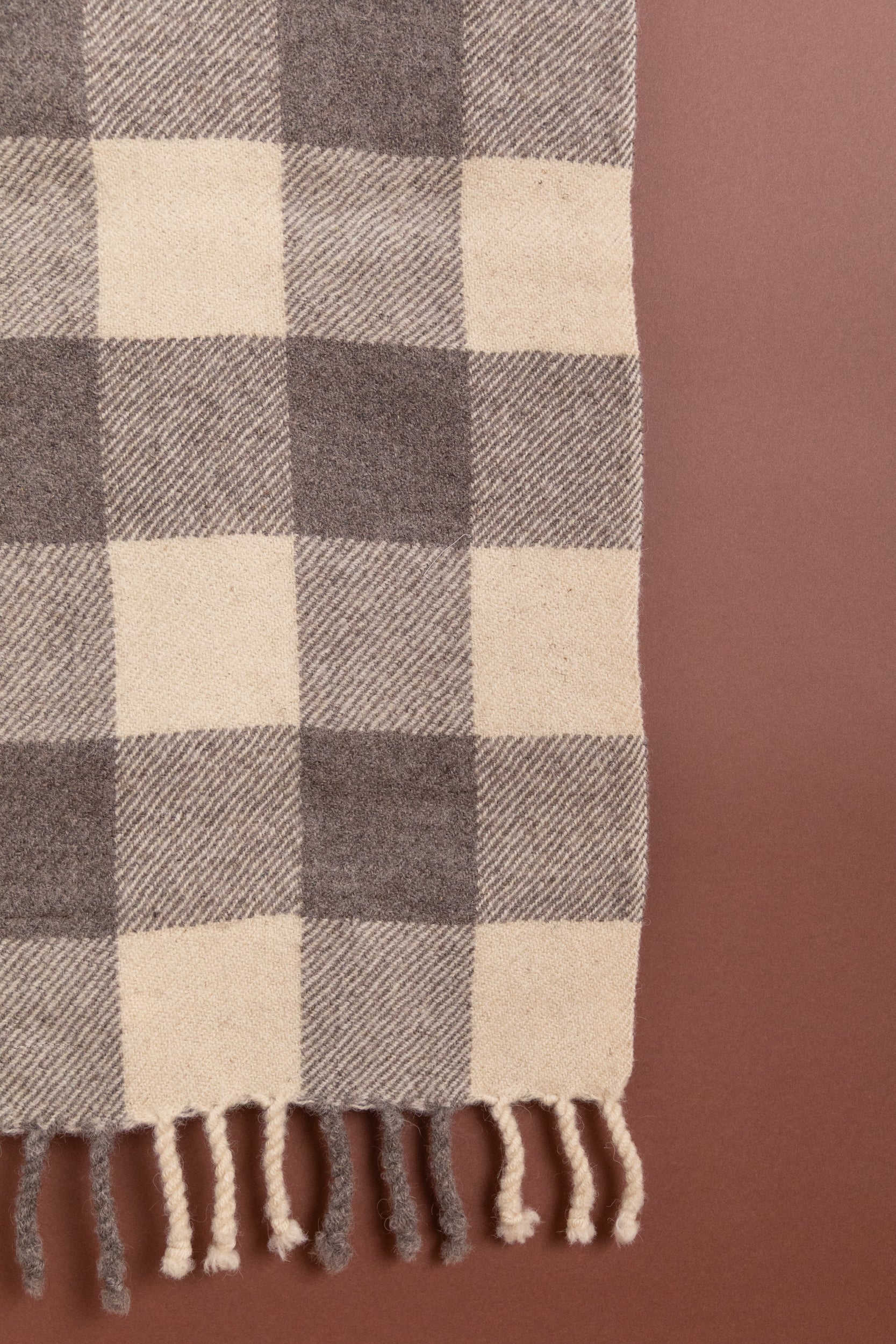 FELTED BLANKET SCARF IN SHEEP'S GREY BROAD CHECK - Image 3