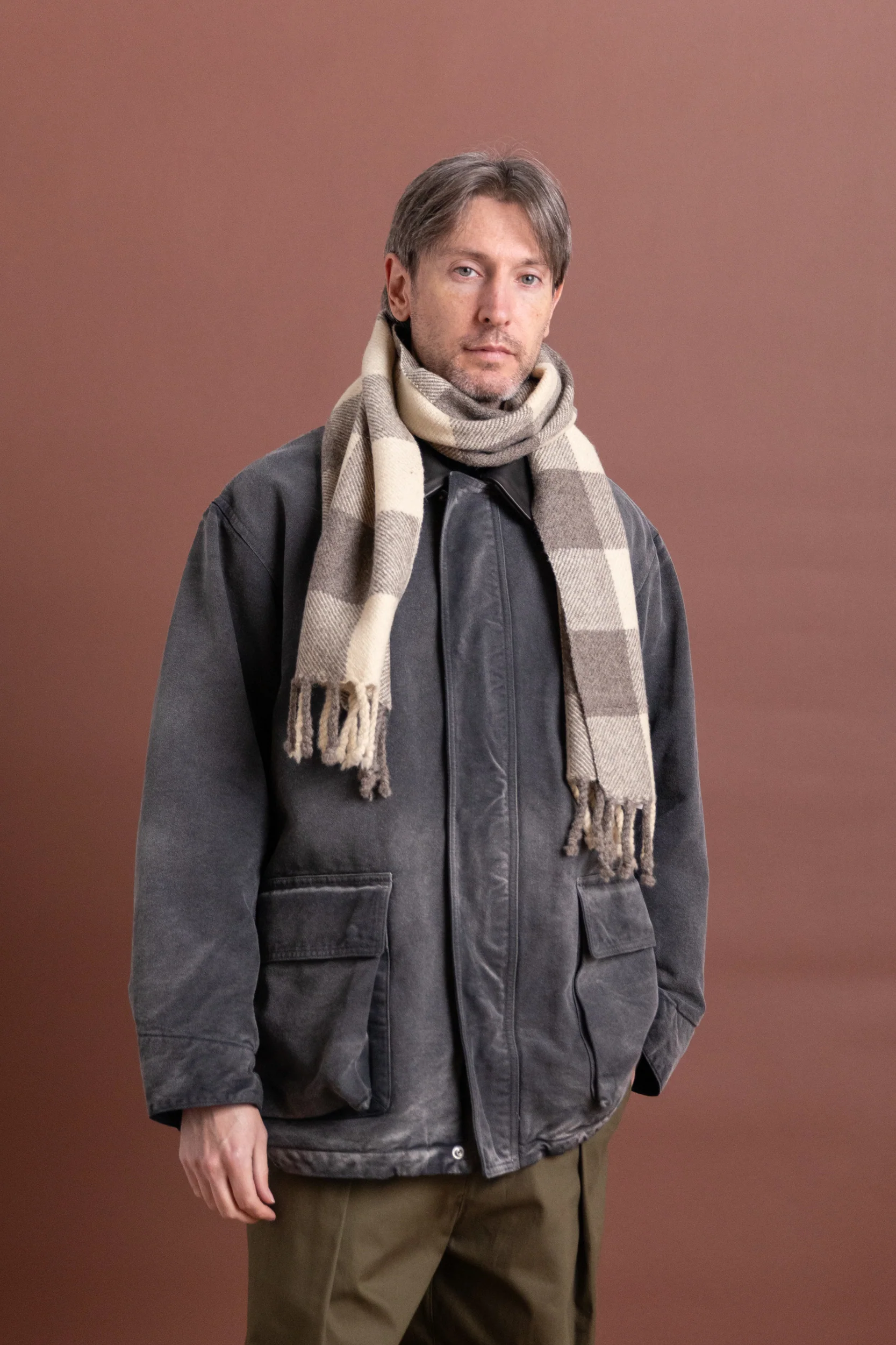 FELTED BLANKET SCARF IN SHEEP'S GREY BROAD CHECK - Image 4
