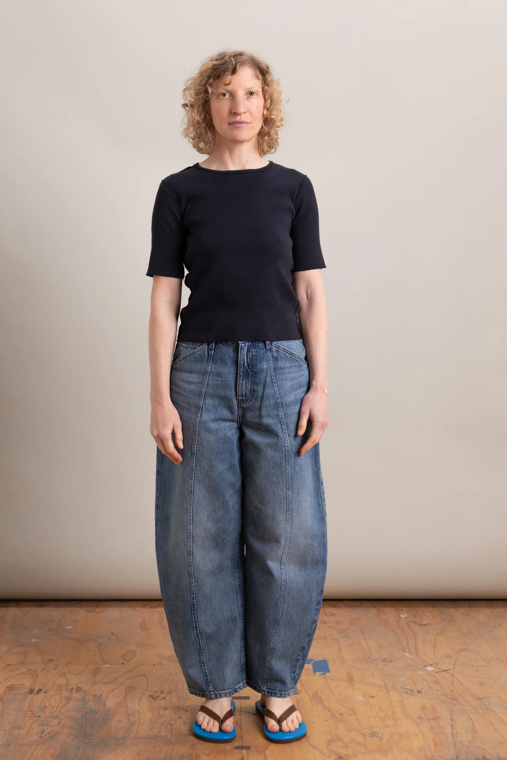 FITTED TEE IN NAVY - Image 3