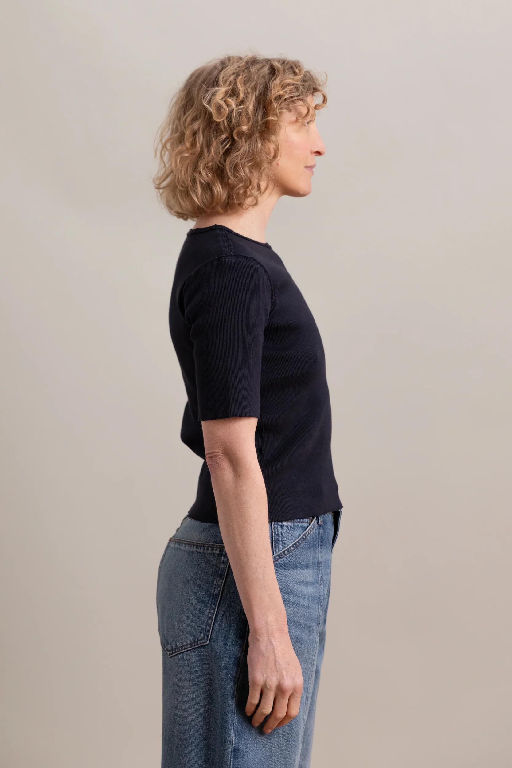 FITTED TEE IN NAVY - Image 4