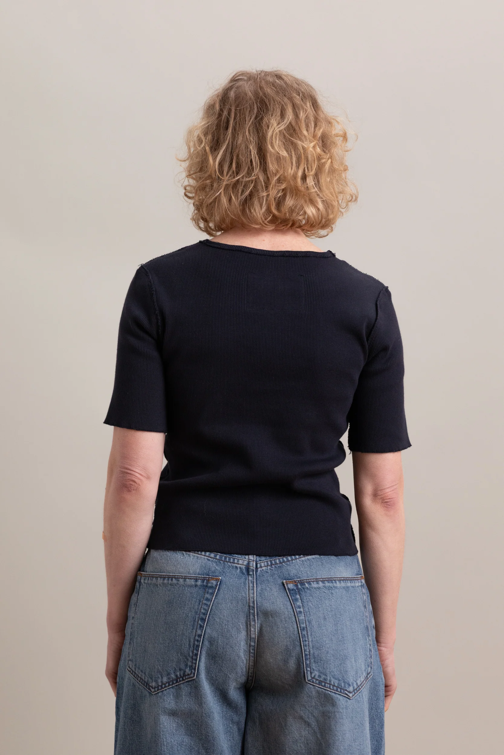 FITTED TEE IN NAVY - Image 5
