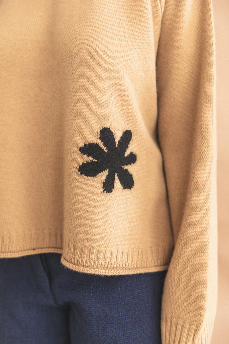 FLOWER BIGGER SWEATER IN SAND - Image 3