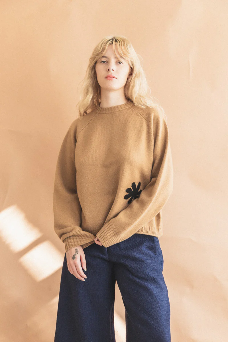 FLOWER BIGGER SWEATER IN SAND - Image 4