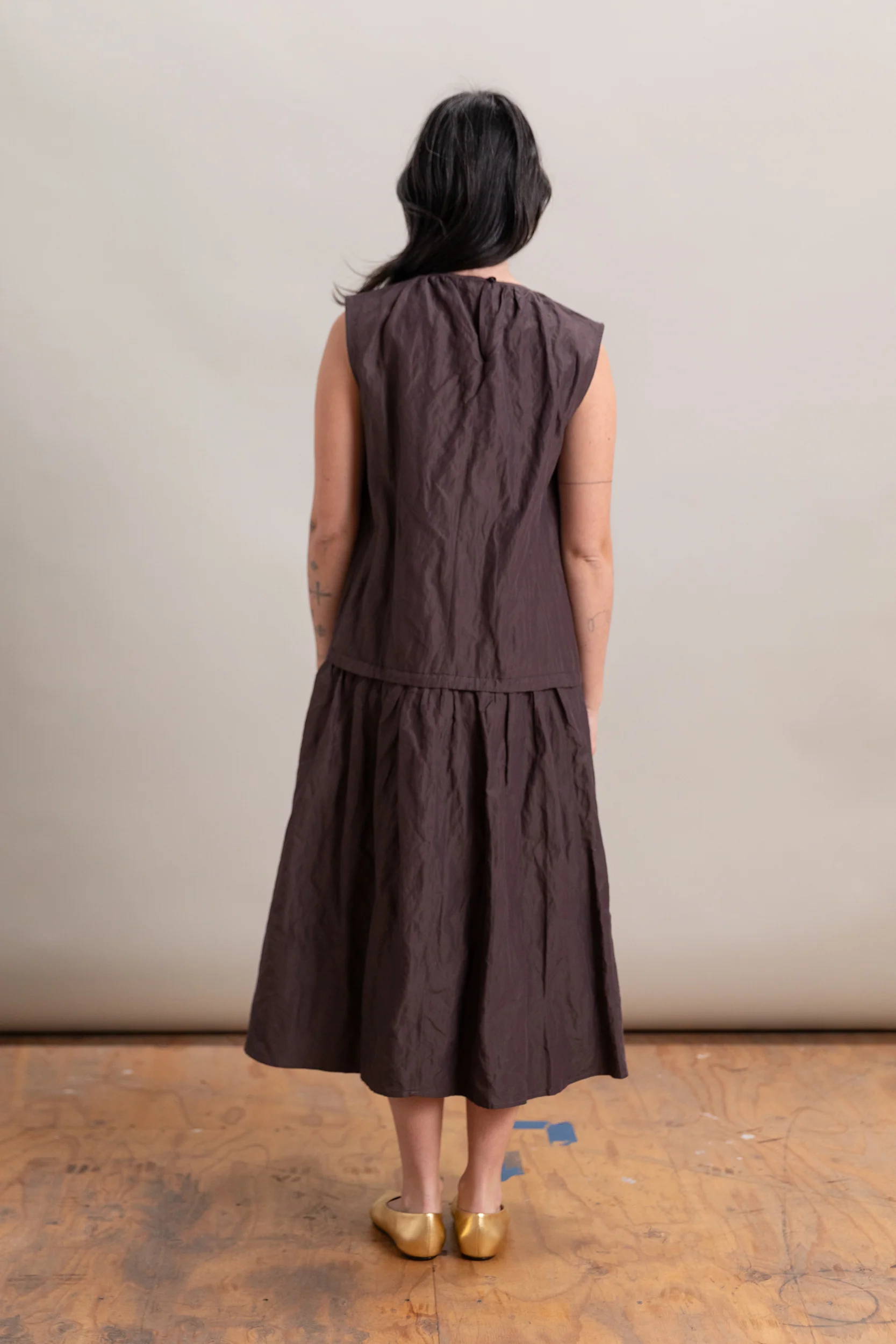 FULL BODY GATHERED DRESS IN PRUNE NYLON METAL - Image 4