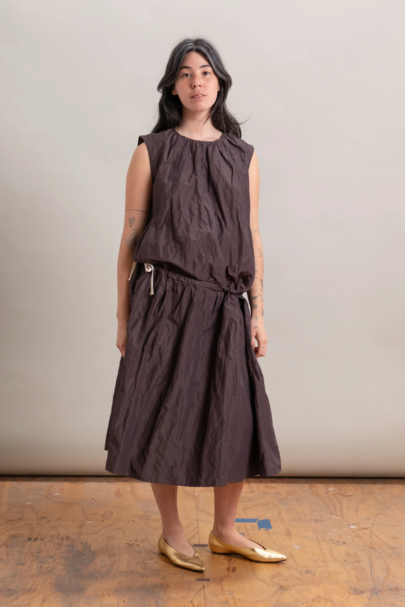 FULL BODY GATHERED DRESS IN PRUNE NYLON METAL - Image 7