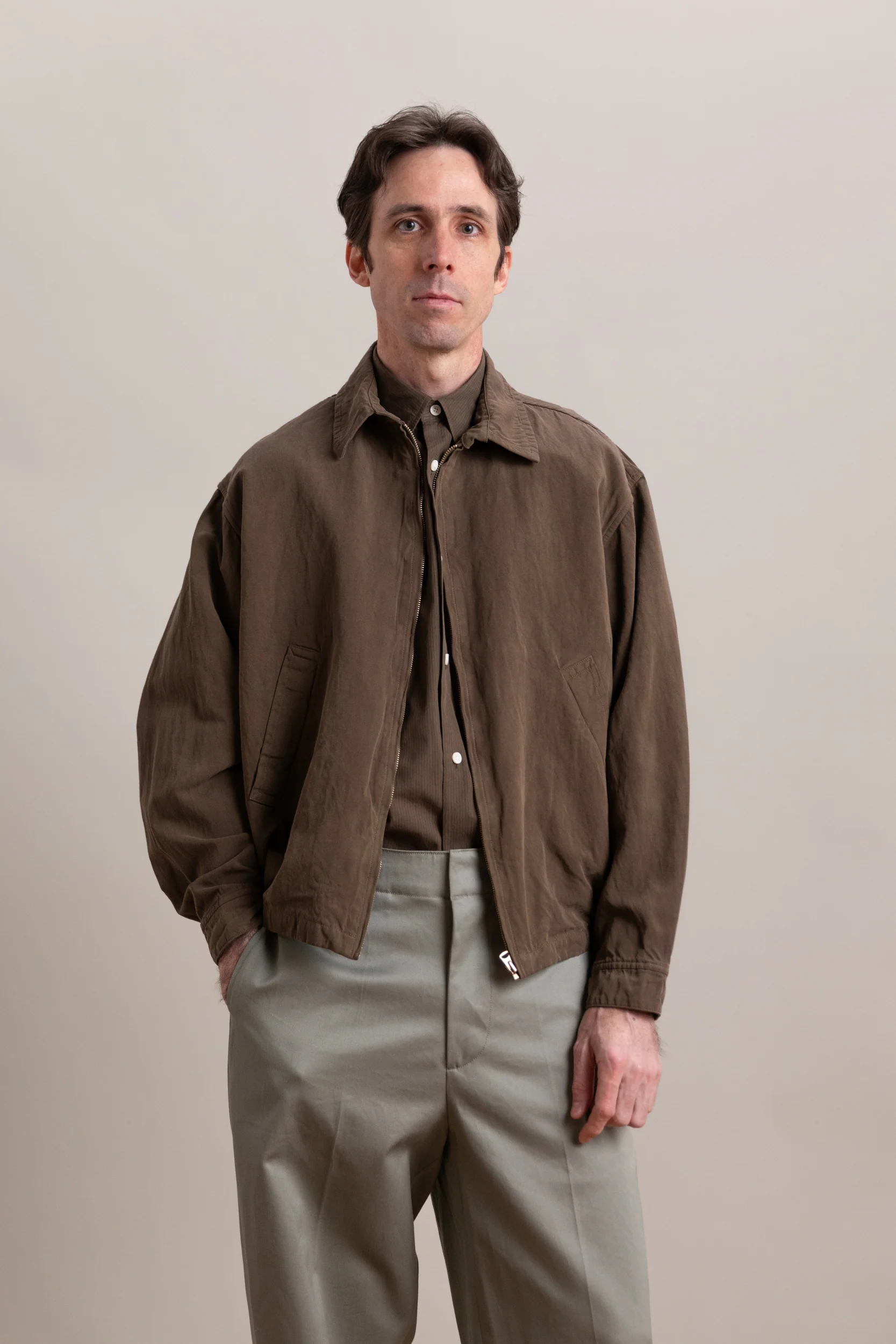 GABA ZIP BLOUSON IN CUB BROWN FINX LINEN BOIL GABARDINE - Image 3