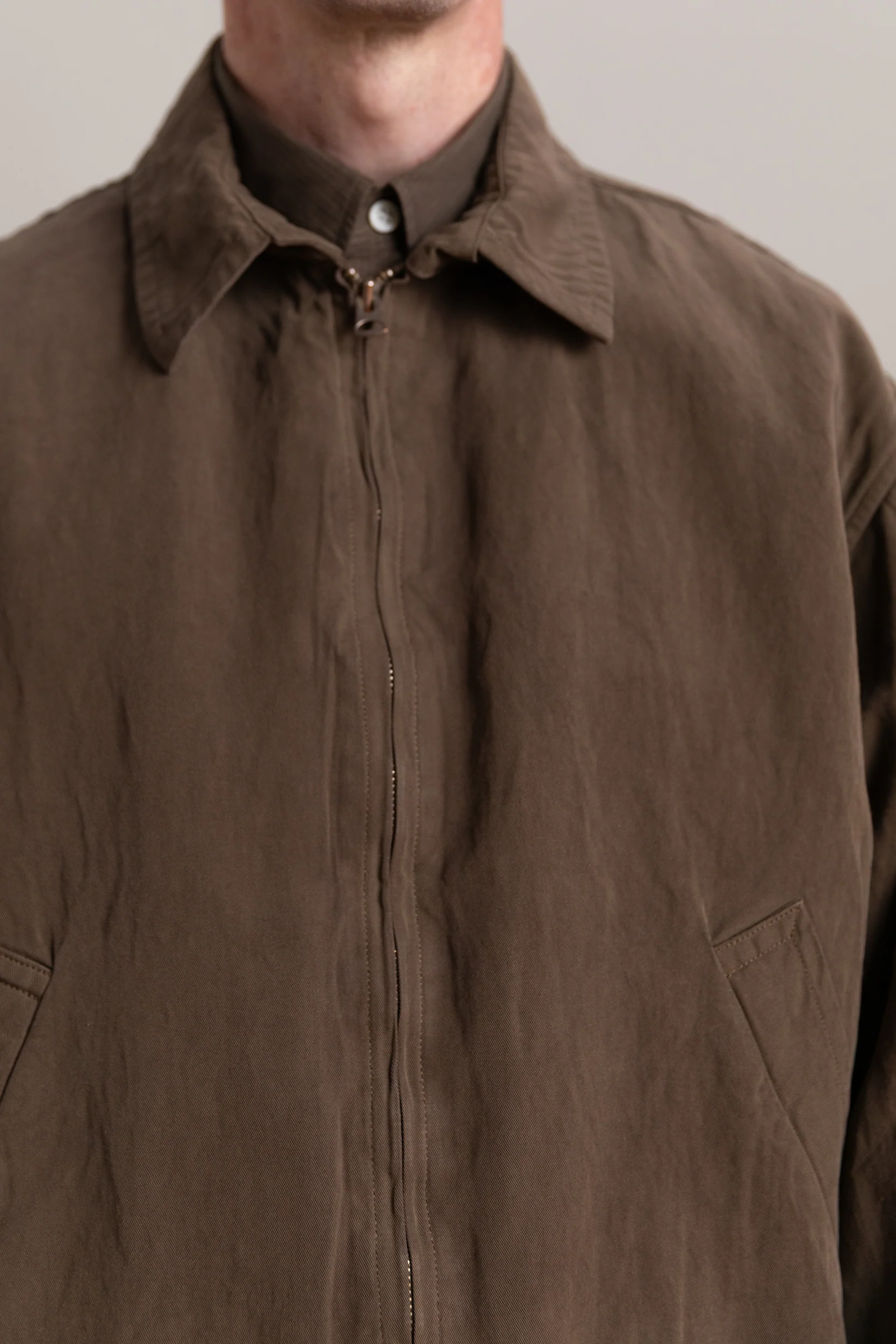 GABA ZIP BLOUSON IN CUB BROWN FINX LINEN BOIL GABARDINE - Image 6