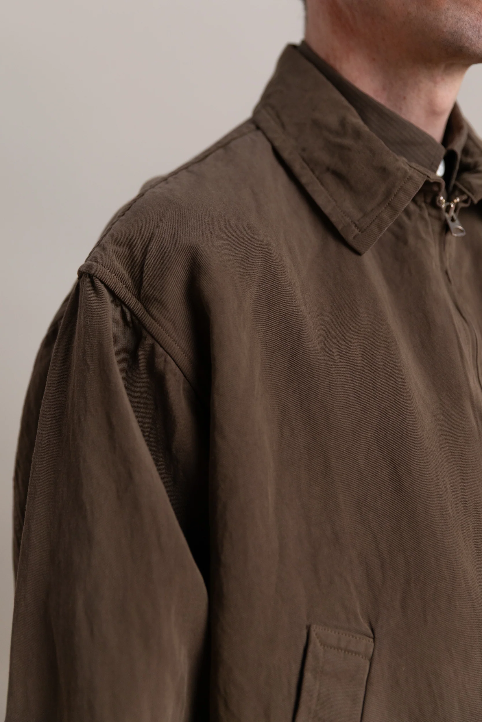 GABA ZIP BLOUSON IN CUB BROWN FINX LINEN BOIL GABARDINE - Image 7