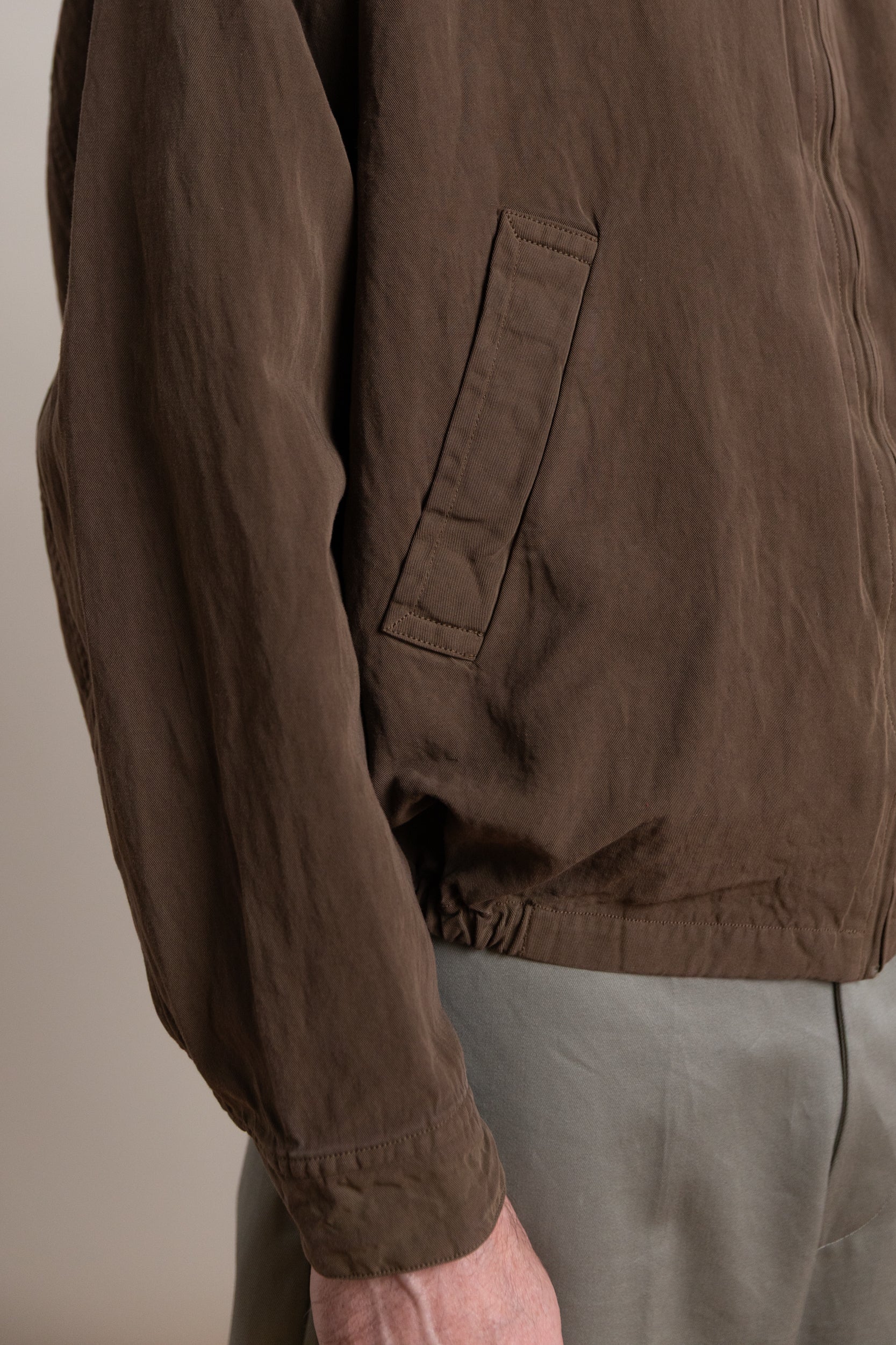 GABA ZIP BLOUSON IN CUB BROWN FINX LINEN BOIL GABARDINE - Image 8