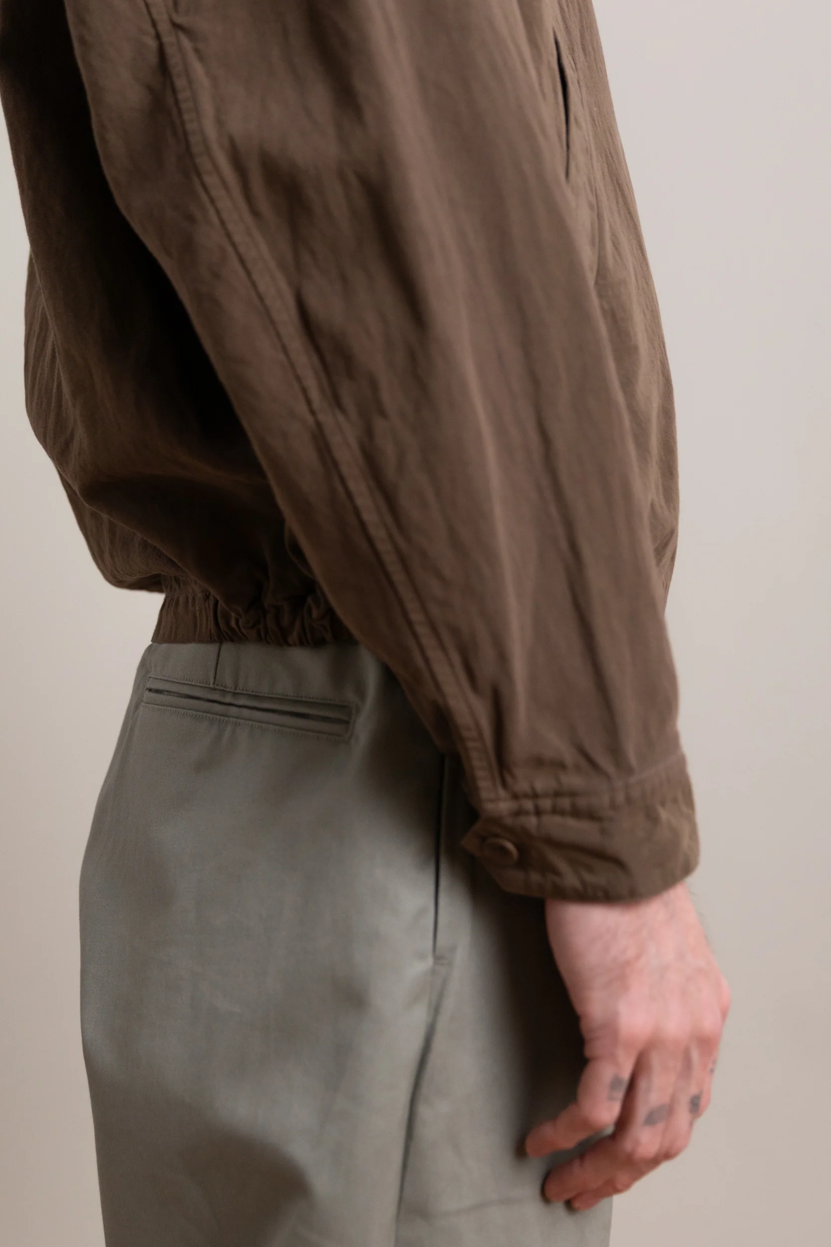 GABA ZIP BLOUSON IN CUB BROWN FINX LINEN BOIL GABARDINE - Image 9