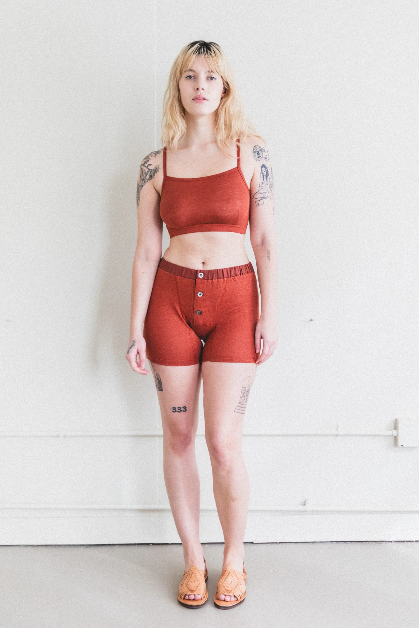 GENDERLESS SHORT PANTS IN RUST - Image 3