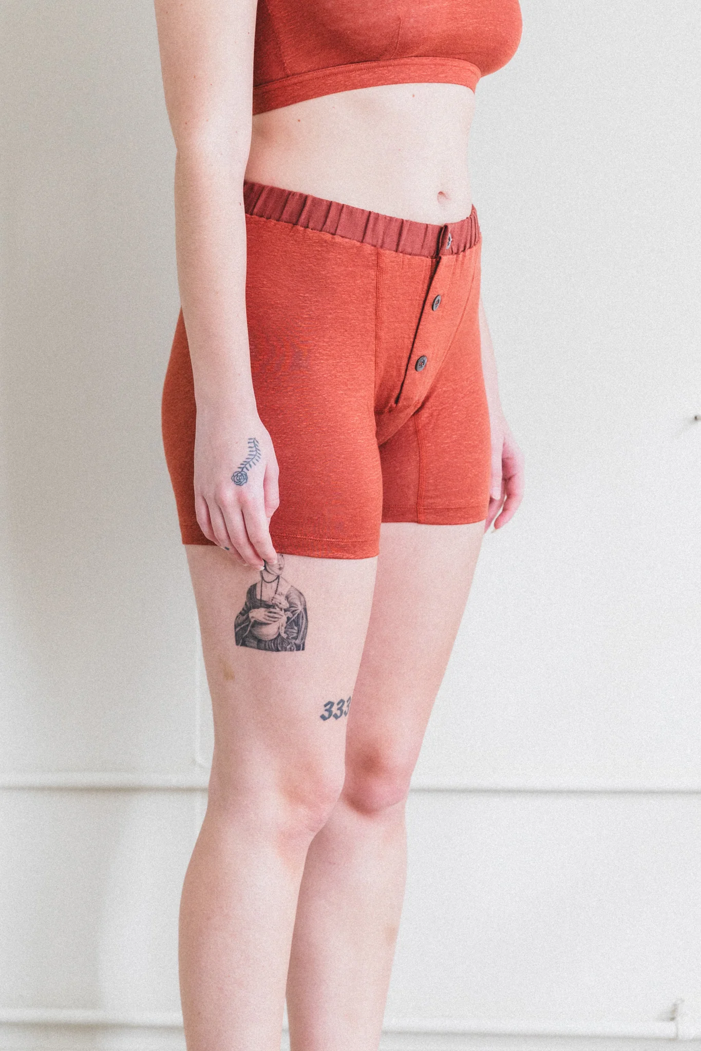 GENDERLESS SHORT PANTS IN RUST - Image 6