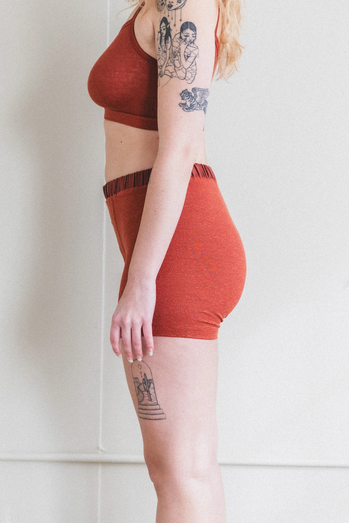 GENDERLESS SHORT PANTS IN RUST - Image 8