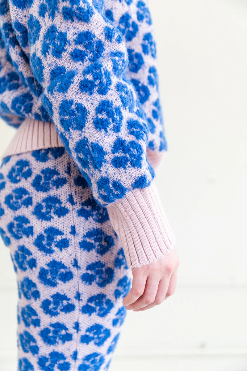 GOLGOLI TURTLENECK IN DUSTY PINK & BLUE - Image 6