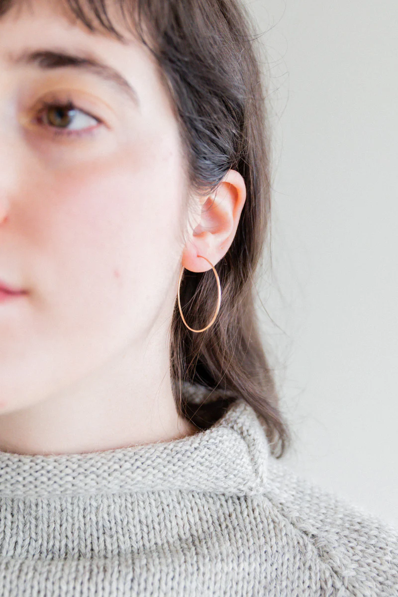 HAMMERED SMALL HOOPS IN 14K GOLD - Image 2