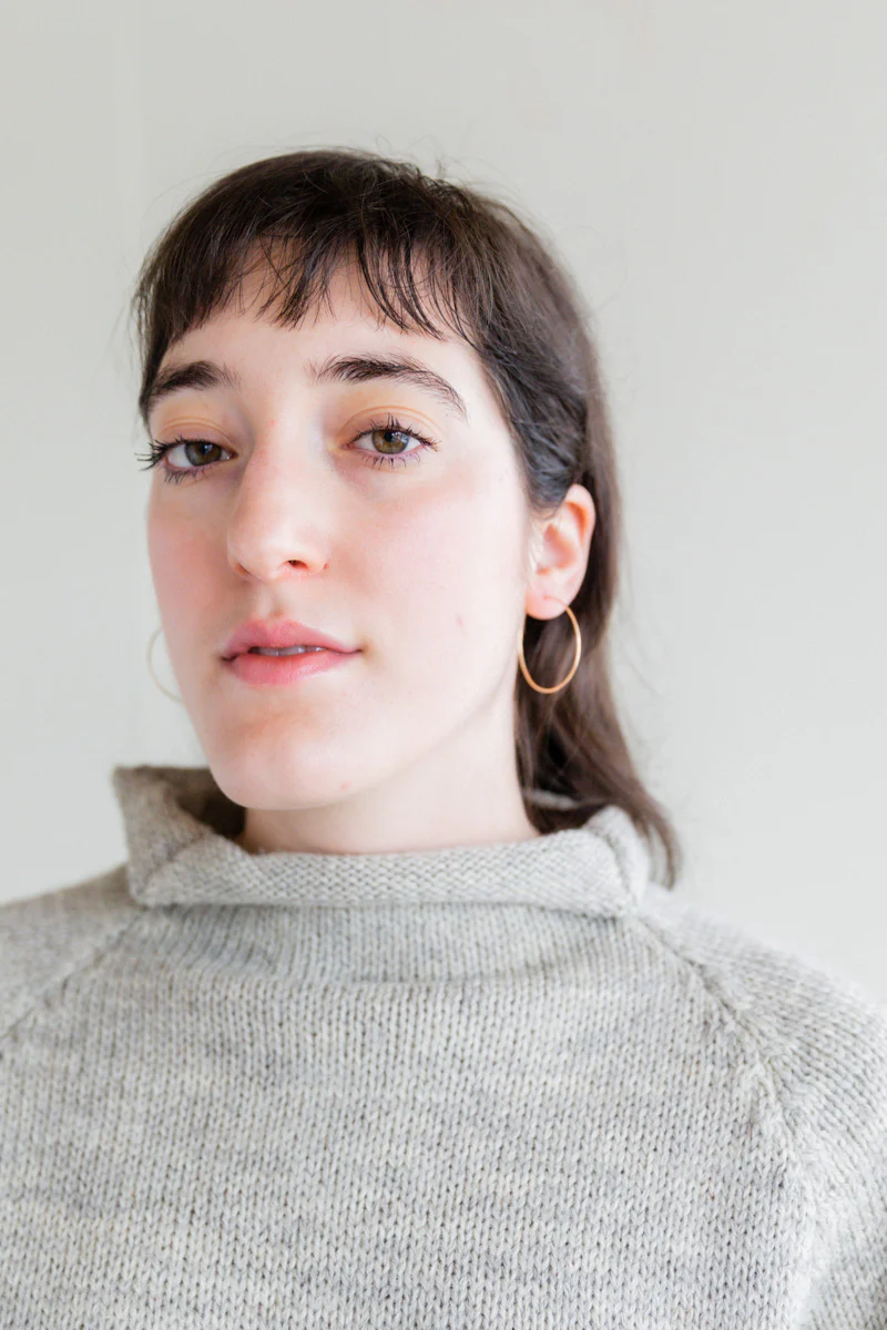 HAMMERED SMALL HOOPS IN 14K GOLD - Image 3