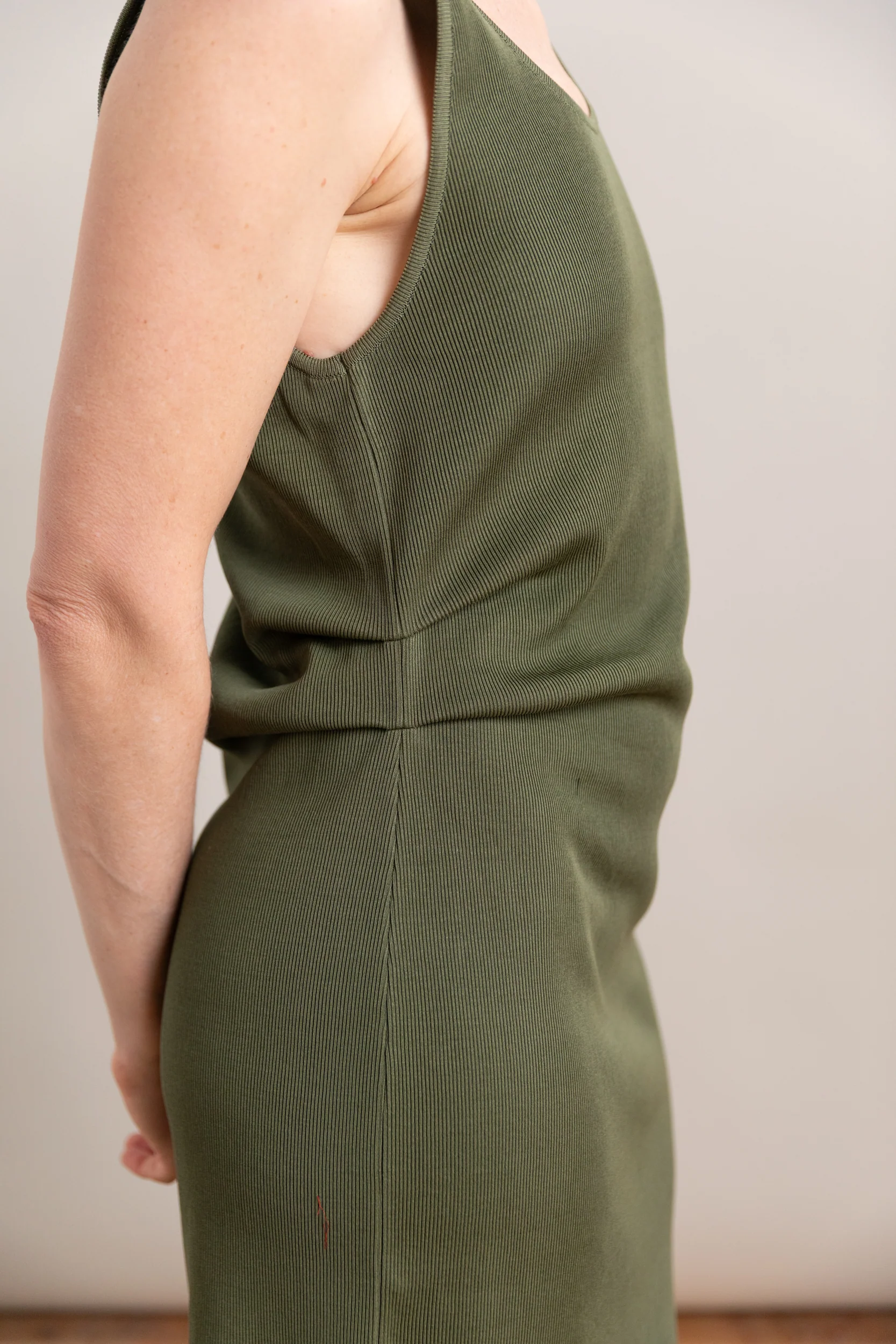 HIGH GAUGE TUCK RIB KNIT DRESS IN DARK OLIVE - Image 2