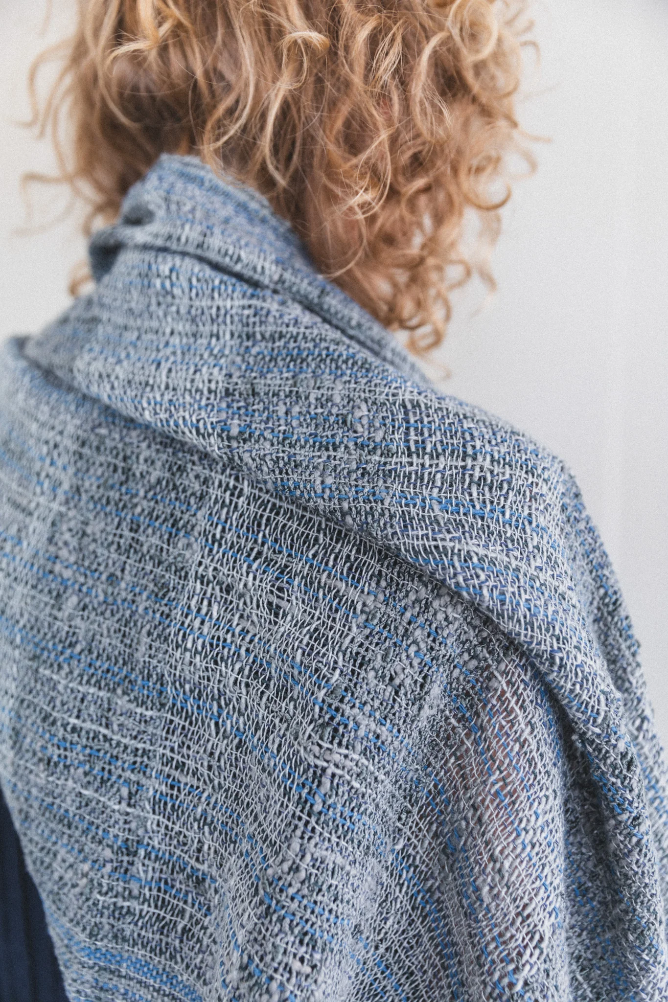 INDIGO AND METALLIC STOLE - Image 5