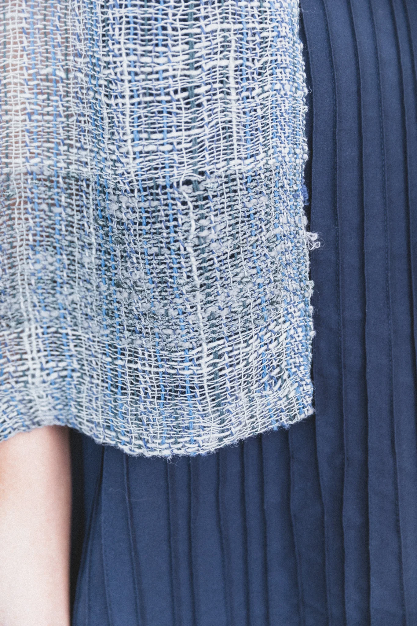 INDIGO AND METALLIC STOLE - Image 6