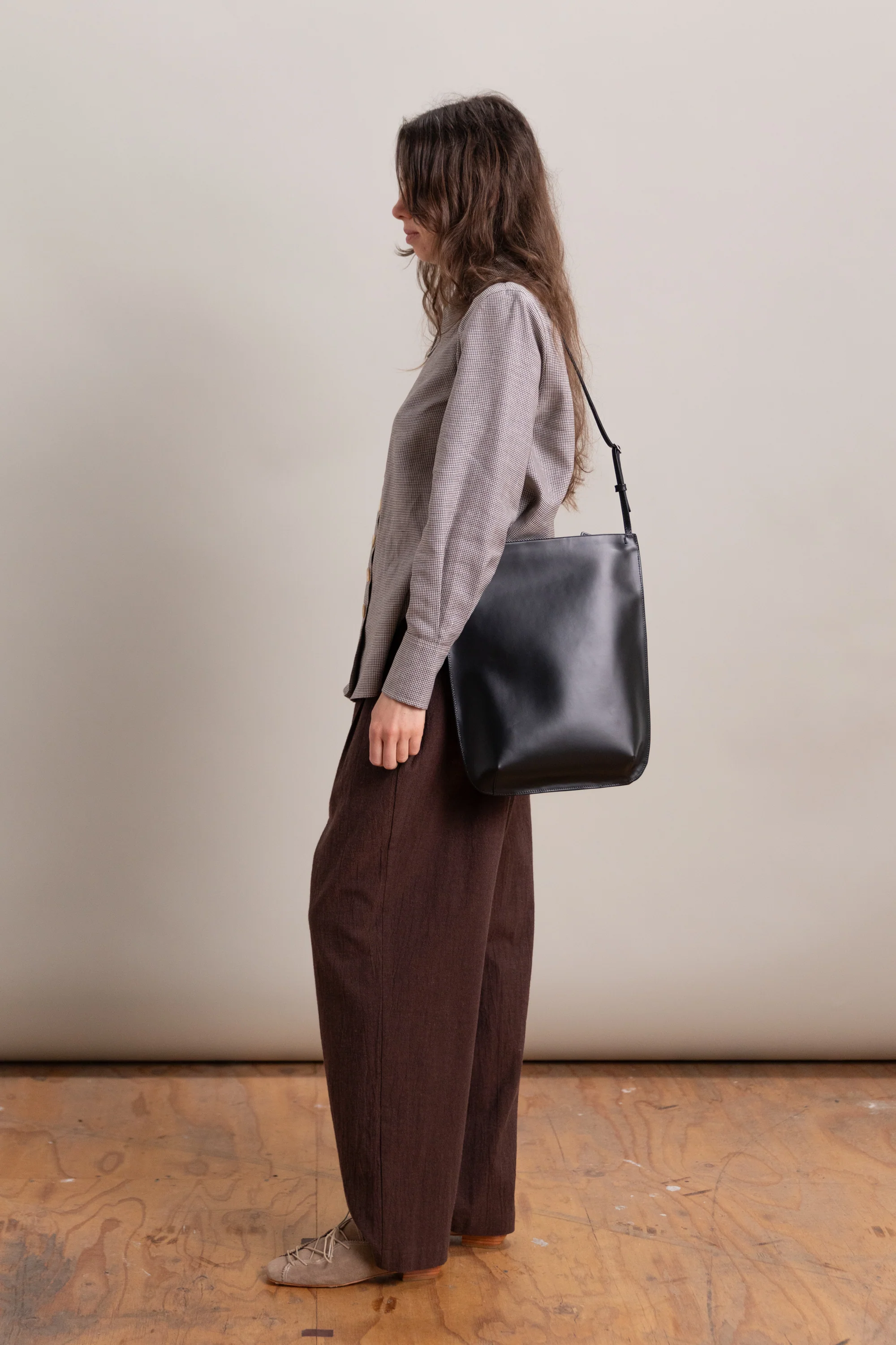 ISA IN BLACK - Image 3