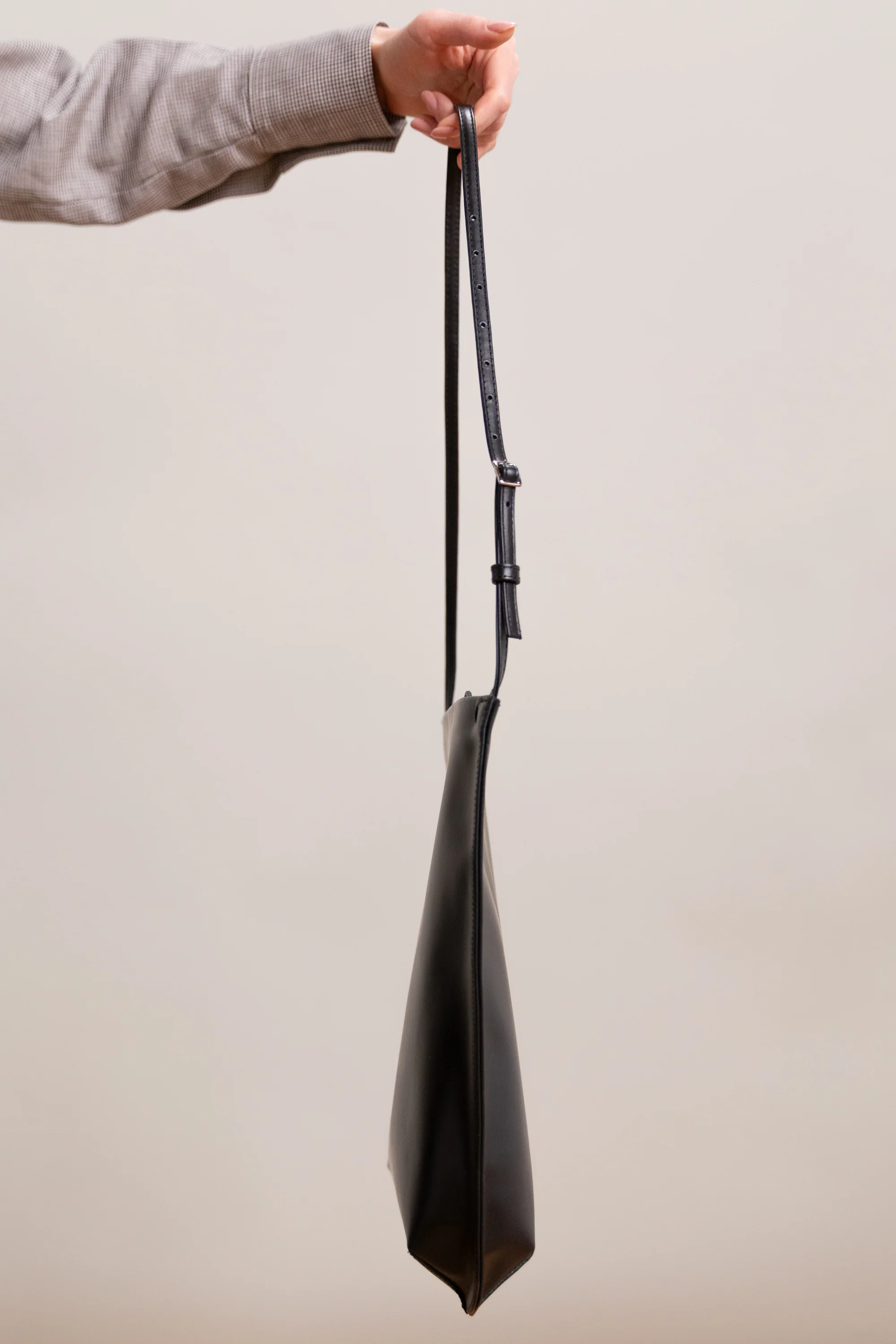 ISA IN BLACK - Image 4