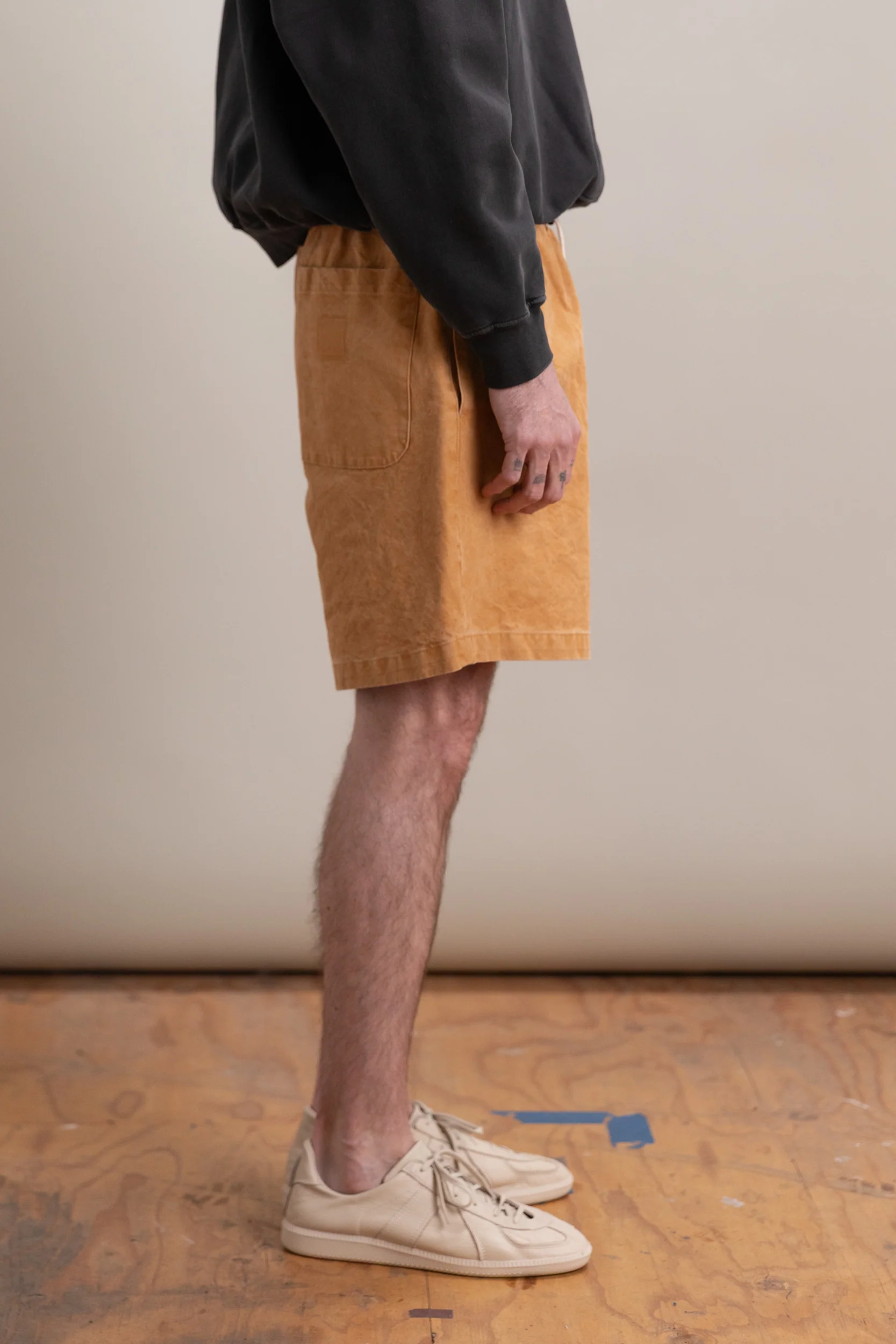 KNEE SHORTS IN SAND VINTAGE WASH - Image 3