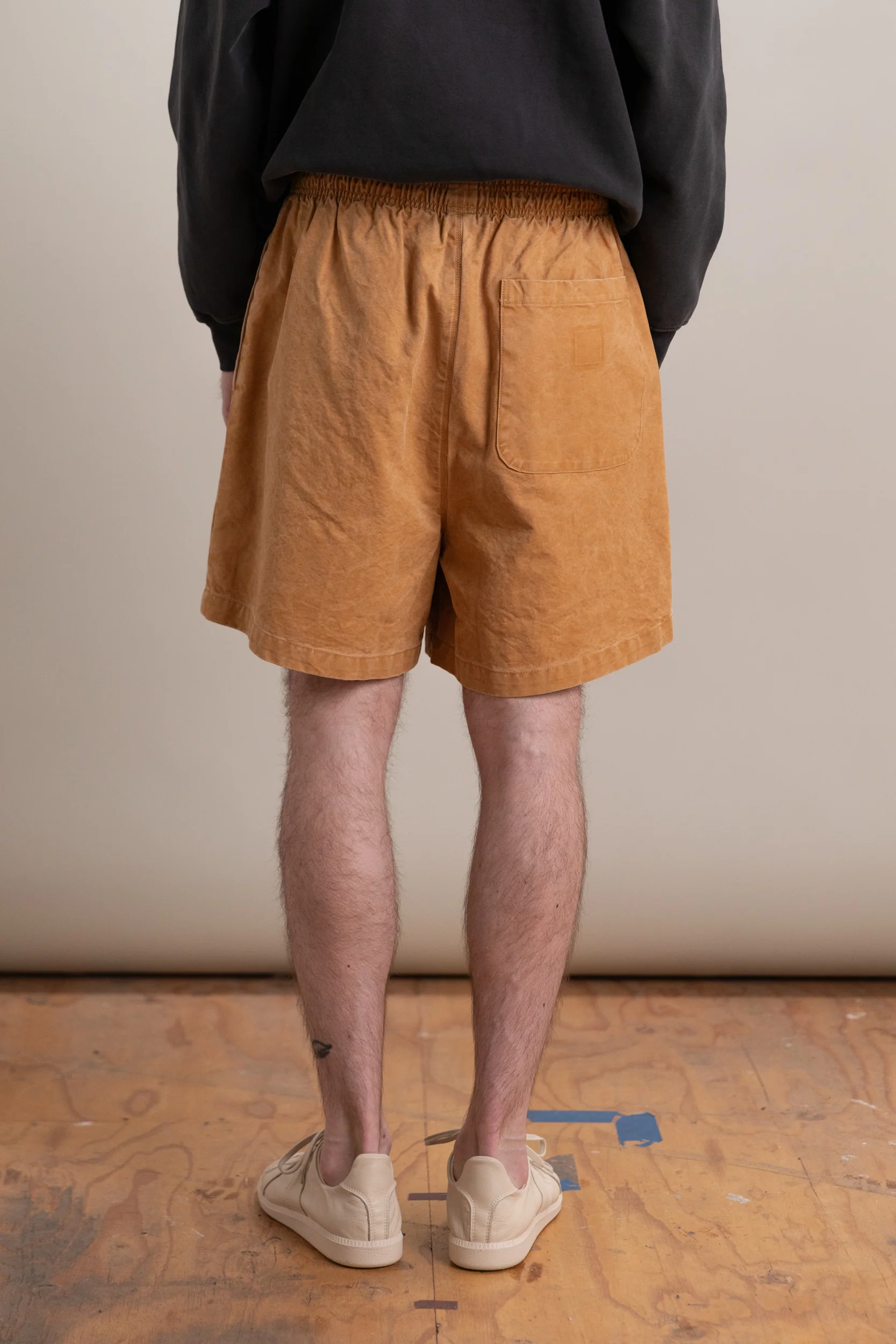 KNEE SHORTS IN SAND VINTAGE WASH - Image 4