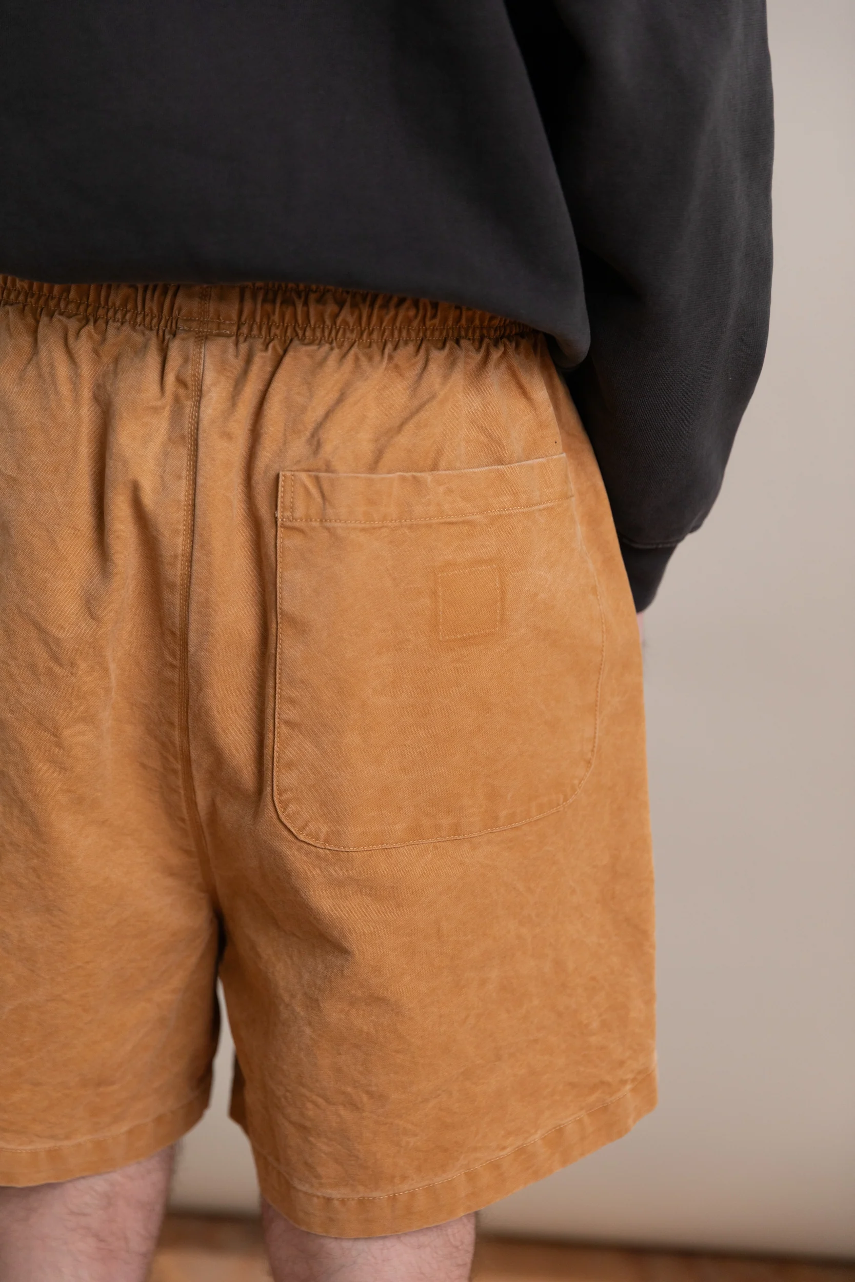 KNEE SHORTS IN SAND VINTAGE WASH - Image 5