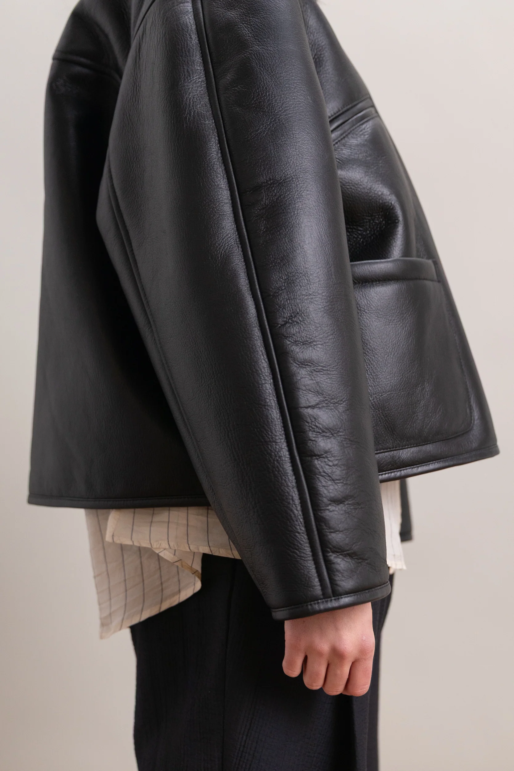 LEATHER BACK SHEEPSKIN FLYING JACKET IN BLACK - Image 6