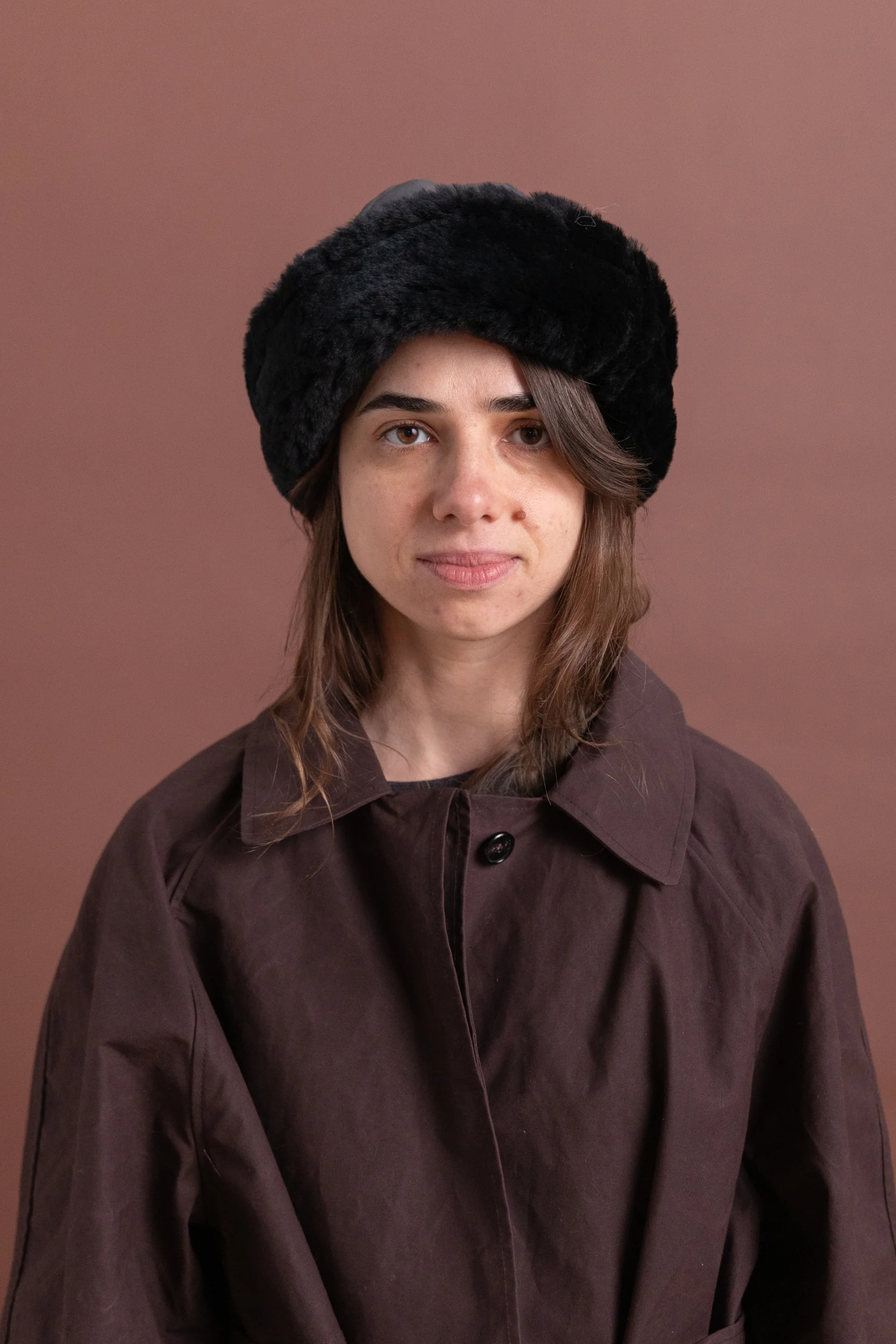 LEATHER BACK STRAIGHT HAIR SHEEPSKIN CAP IN BLACK - Image 2