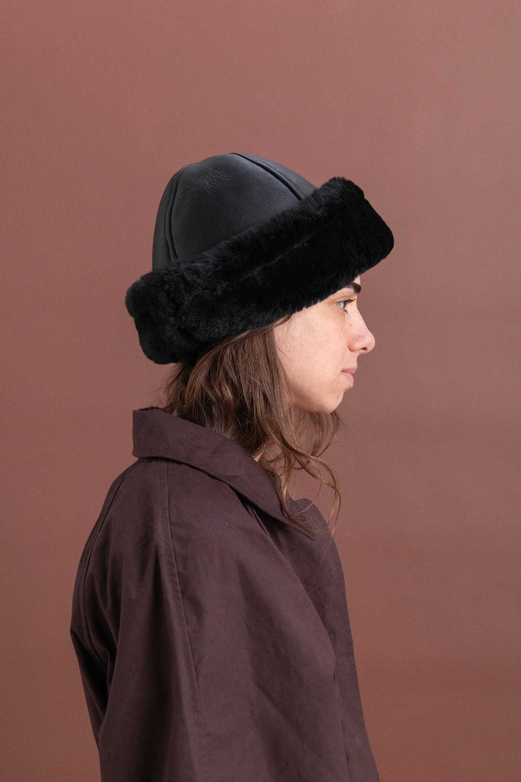 LEATHER BACK STRAIGHT HAIR SHEEPSKIN CAP IN BLACK - Image 3