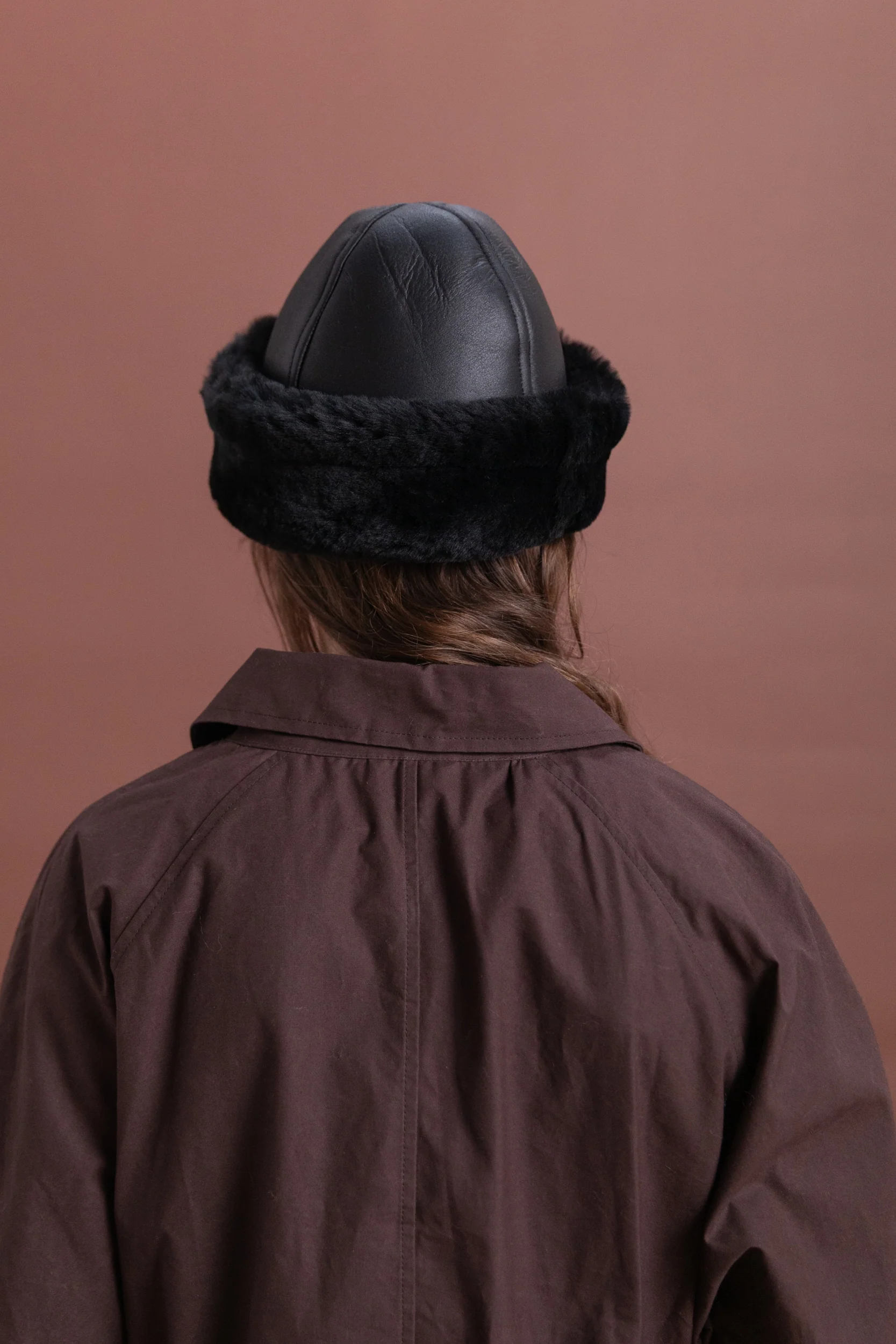 LEATHER BACK STRAIGHT HAIR SHEEPSKIN CAP IN BLACK - Image 4
