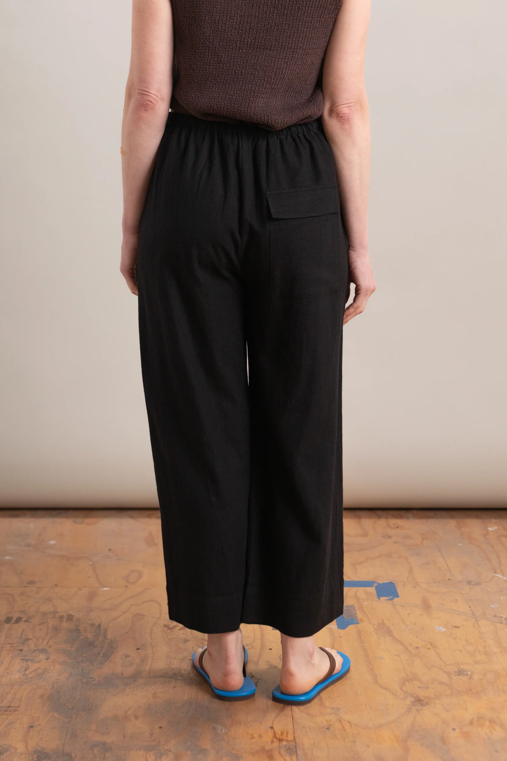 LINEN BLEND CROPPED PANTS IN BLACK - Image 6