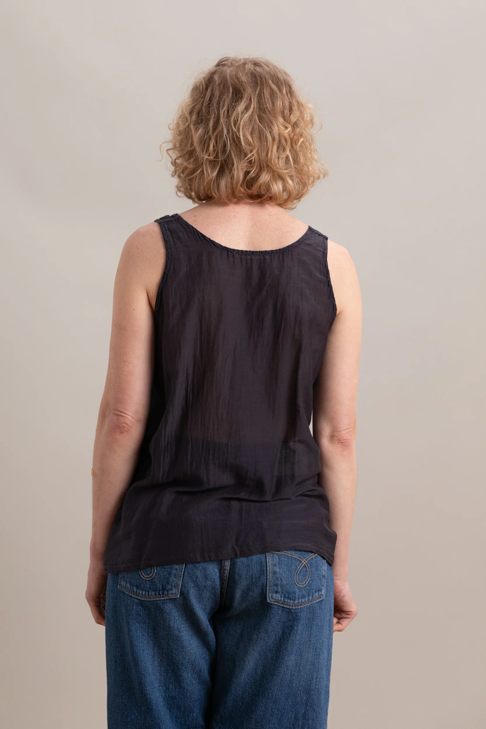 LOOSE TANK TOP IN FADED BLACK - Image 4