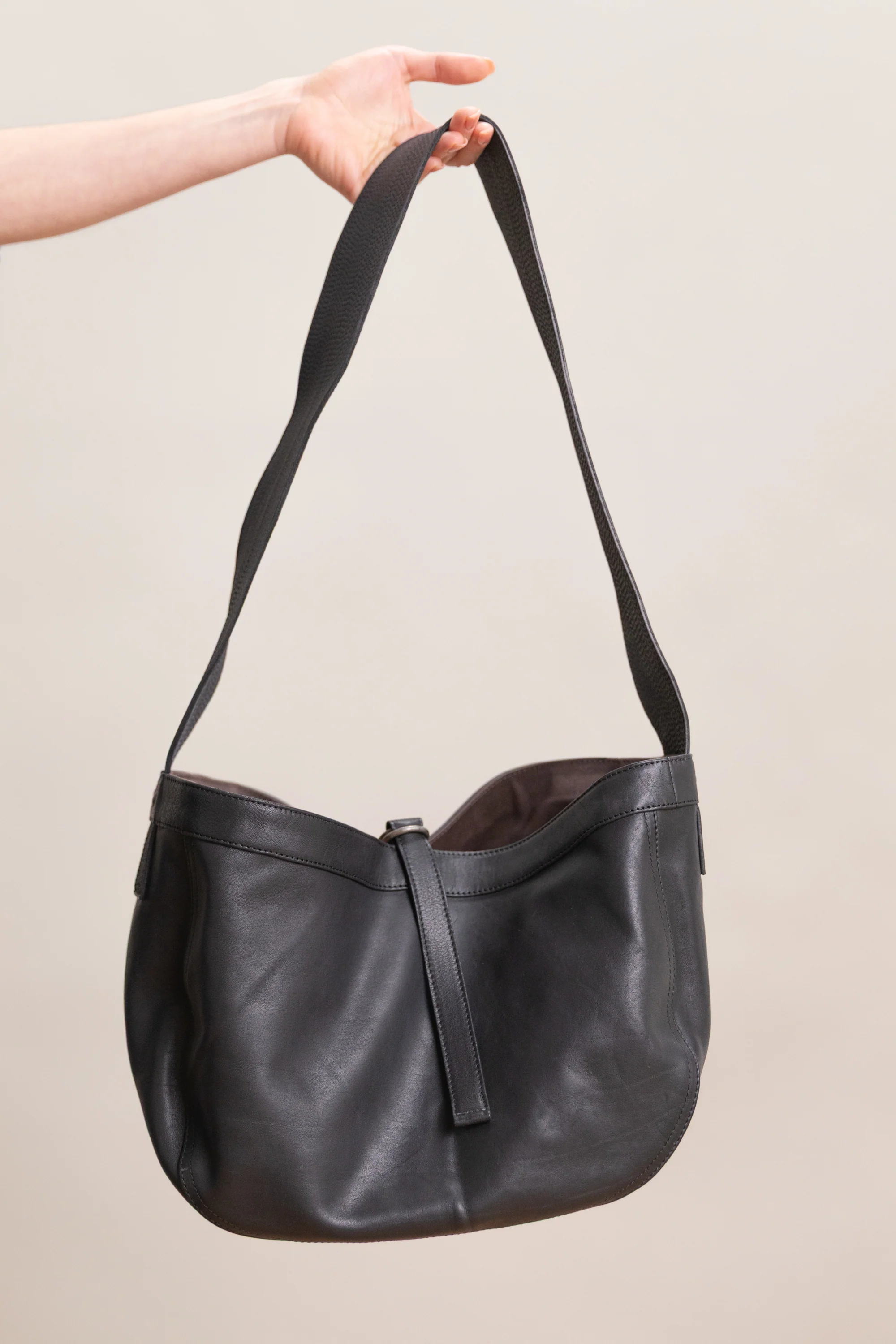 LOT 018 SMALL NEWSBOY BAG IN BLACK LEATHER - Image 2