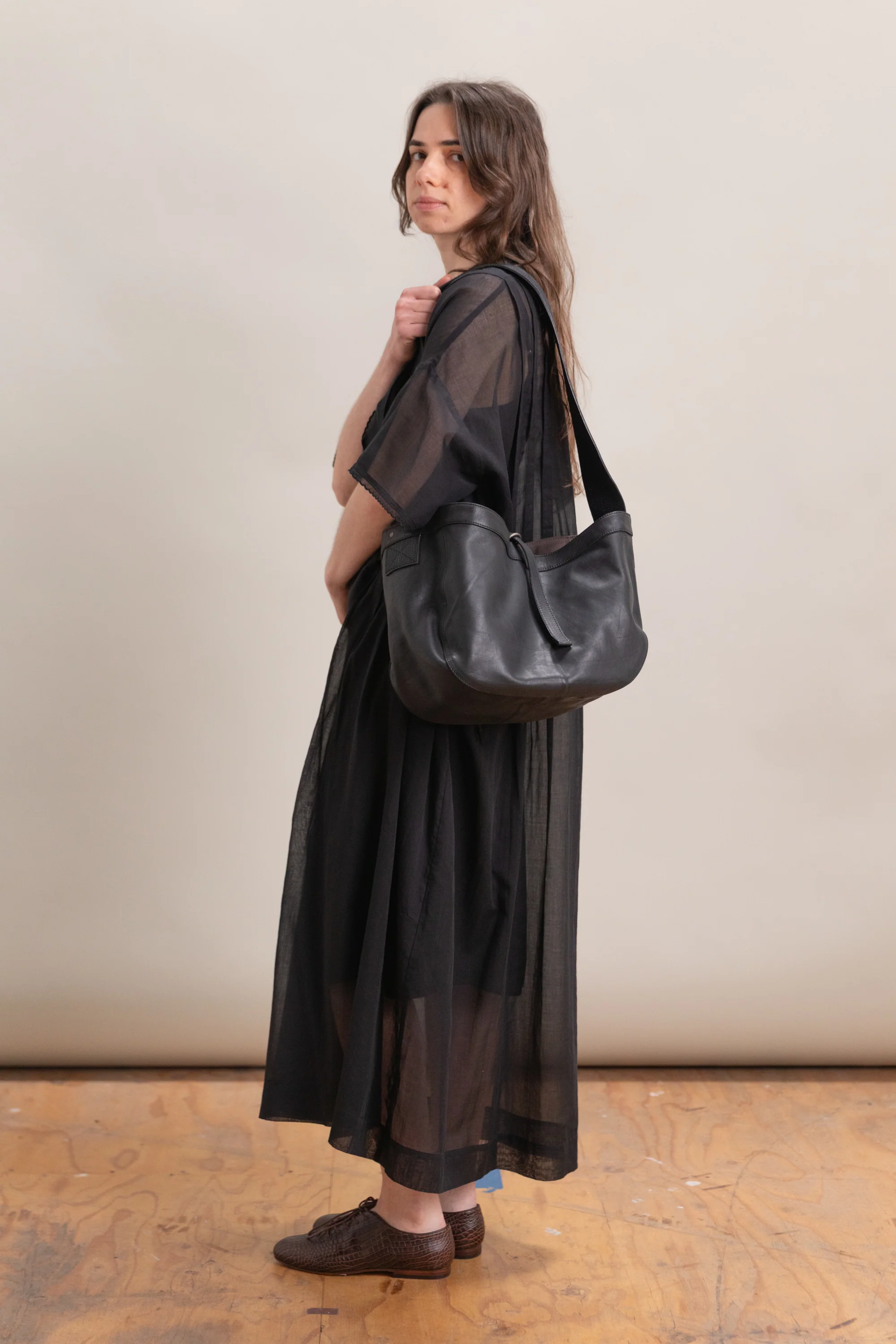 LOT 018 SMALL NEWSBOY BAG IN BLACK LEATHER - Image 5