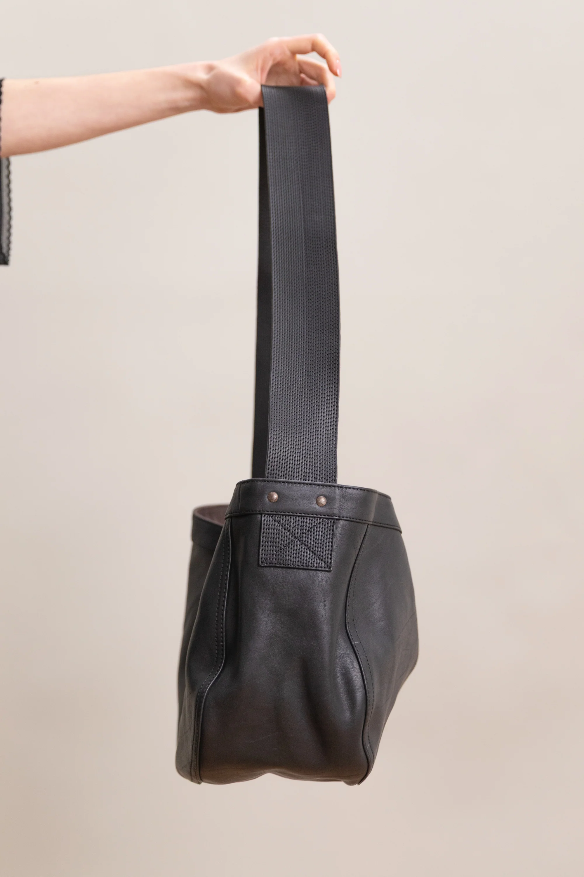 LOT 018 SMALL NEWSBOY BAG IN BLACK LEATHER - Image 6