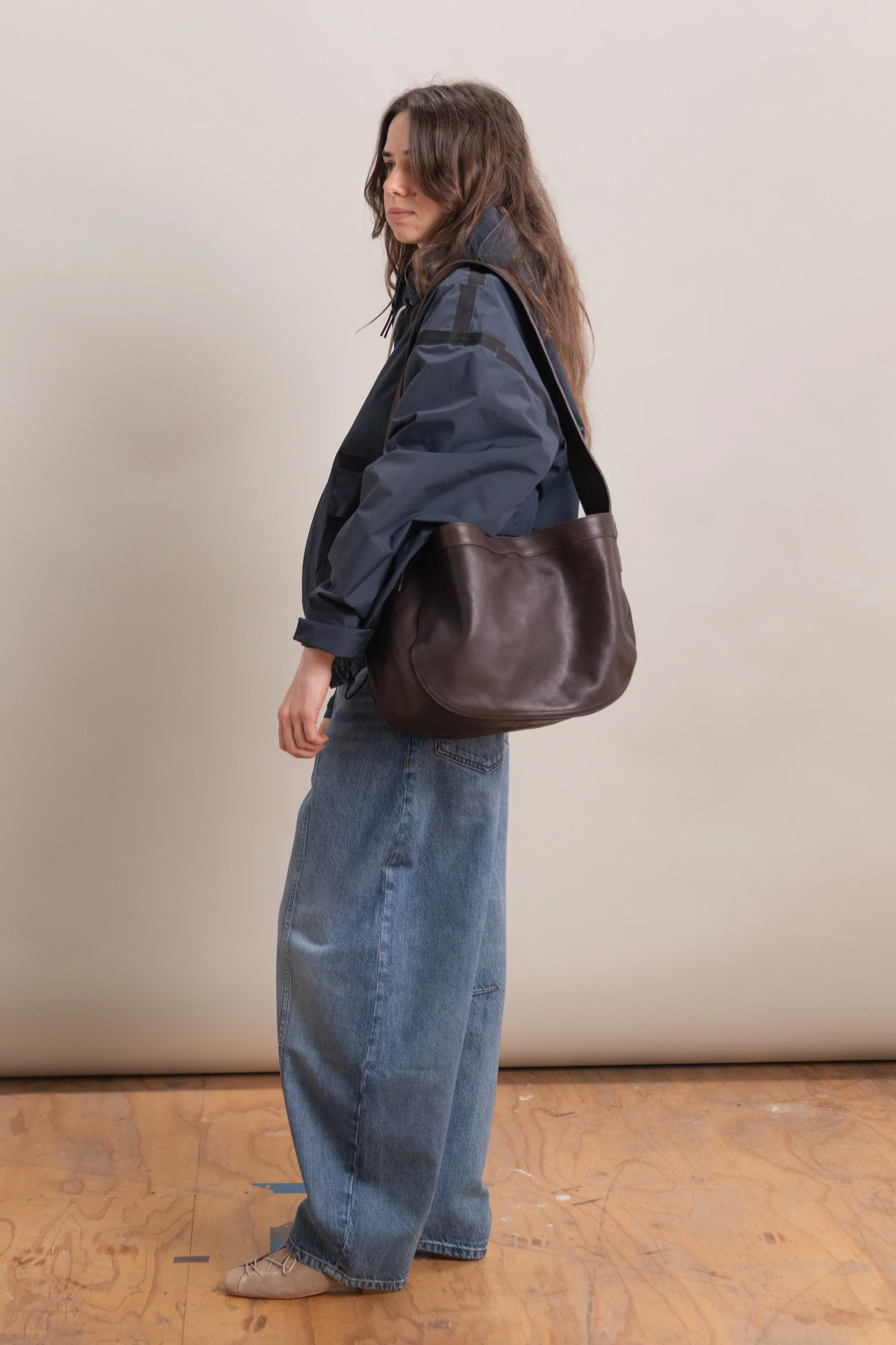 LOT 018 SMALL NEWSBOY BAG IN BROWN LEATHER - Image 3