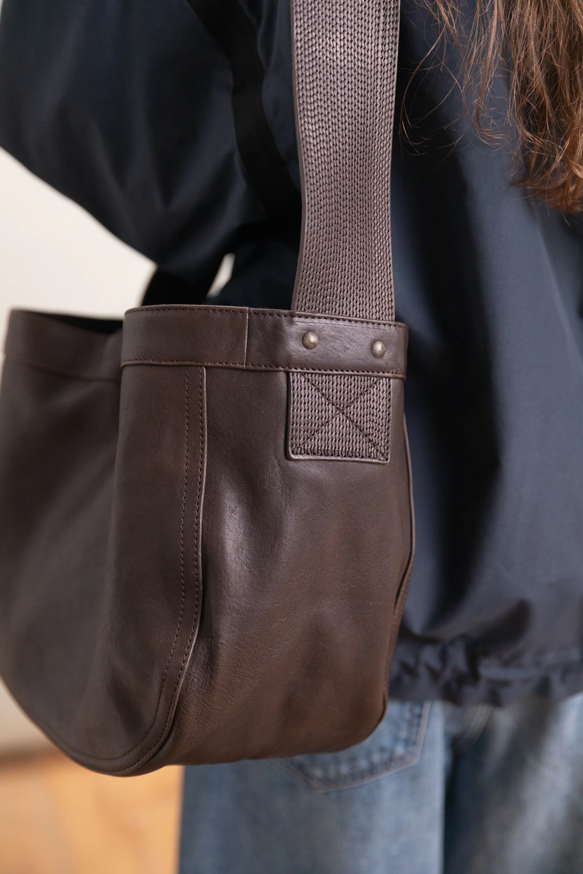 LOT 018 SMALL NEWSBOY BAG IN BROWN LEATHER - Image 4