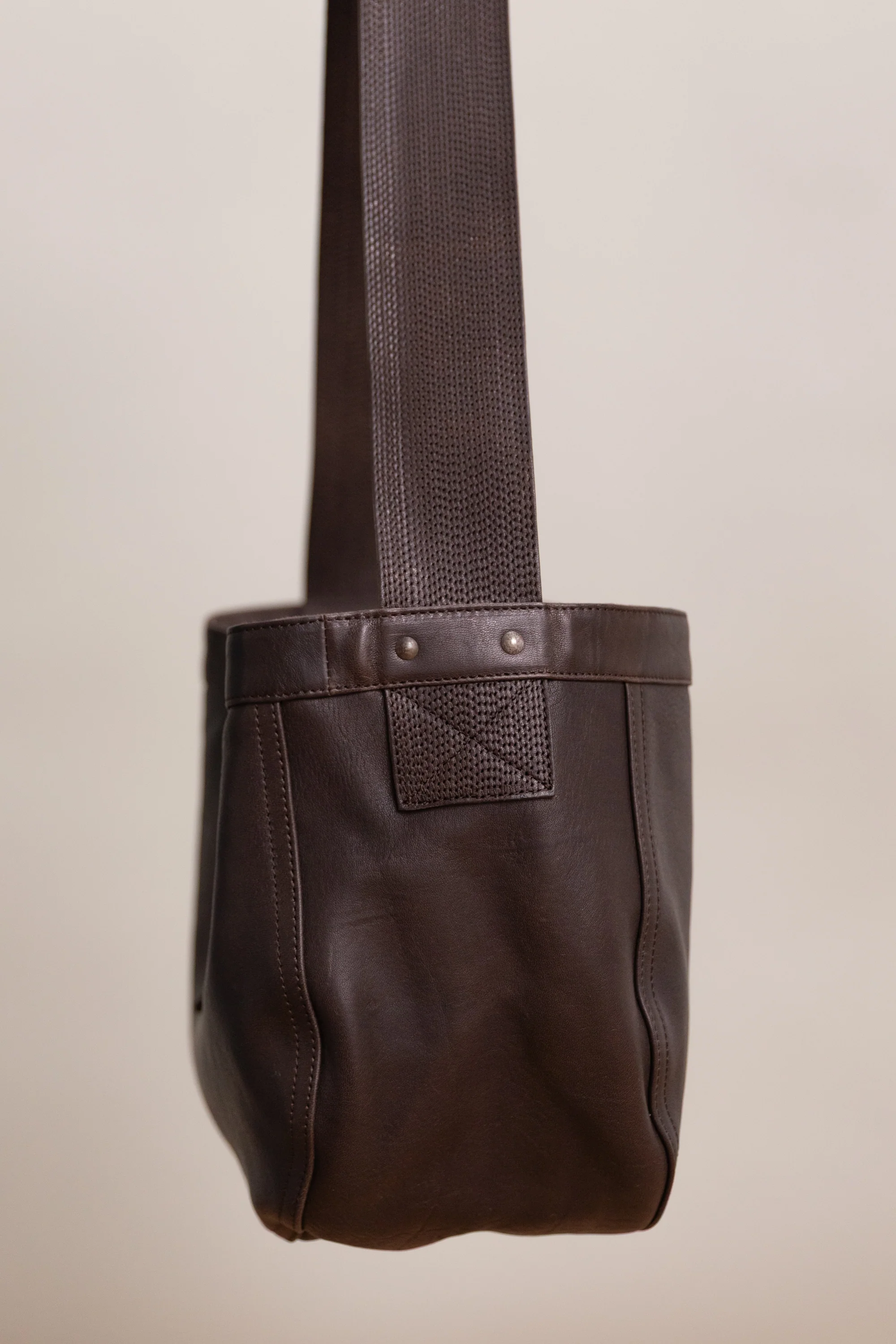 LOT 018 SMALL NEWSBOY BAG IN BROWN LEATHER - Image 5