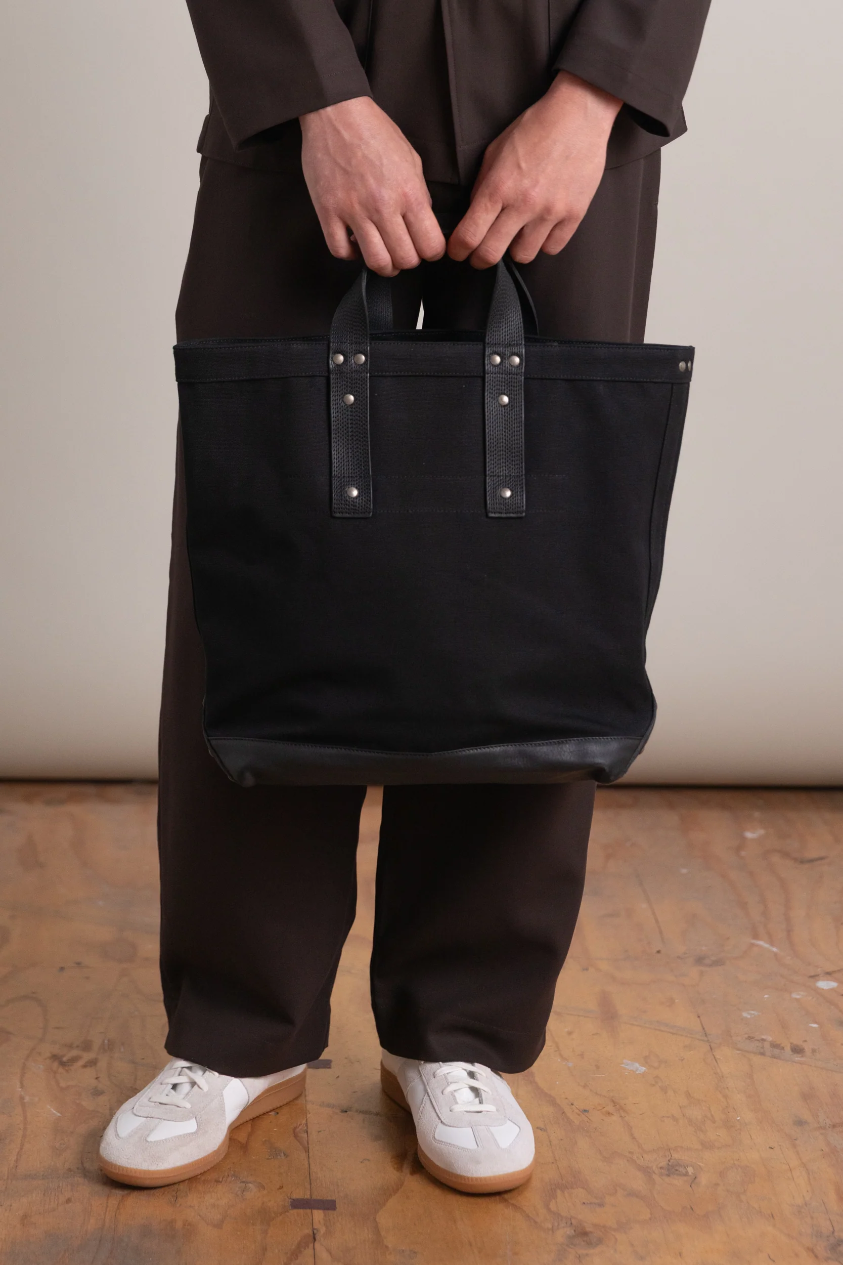 LOT 023 COAL BAG IN BLACK CANVAS AND LEATHER - Image 4