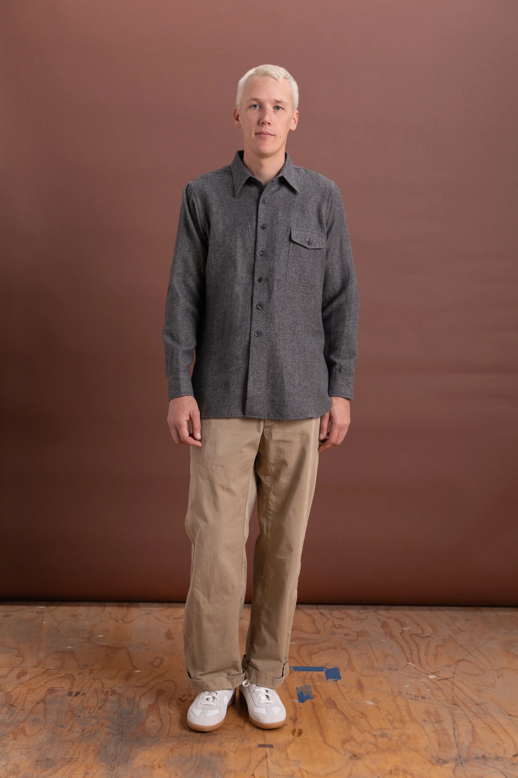 LOT 116 LONG POINT COLLAR SHIRT IN CHARCOAL - Image 4