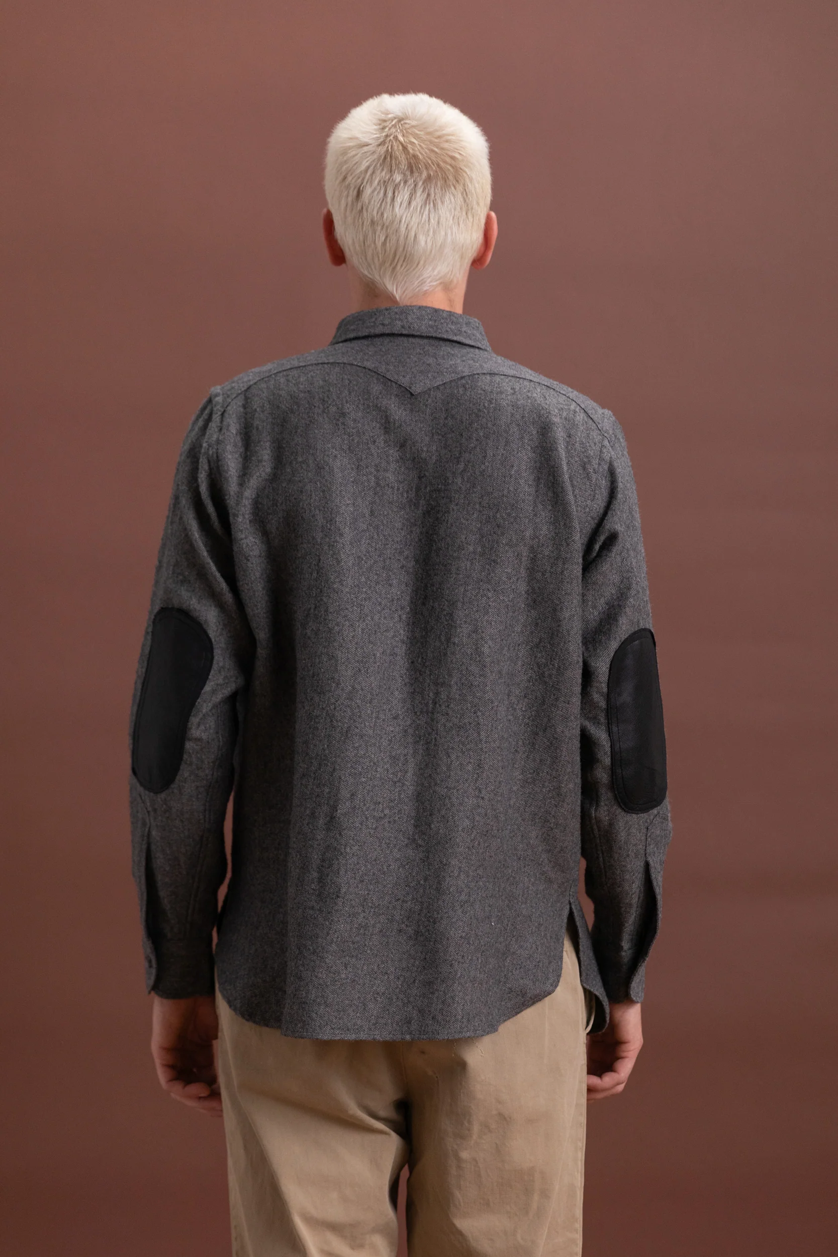 LOT 116 LONG POINT COLLAR SHIRT IN CHARCOAL - Image 6