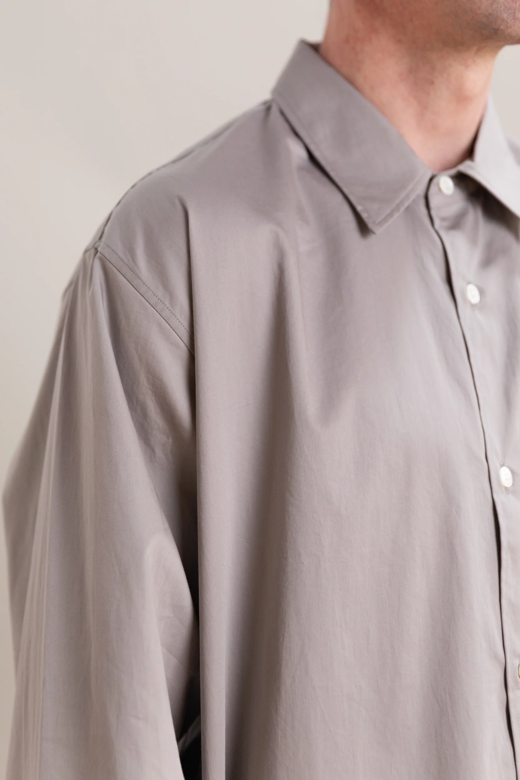 LYNN POPLIN LONG SLEEVE SHIRT IN TRUE GREY - Image 7