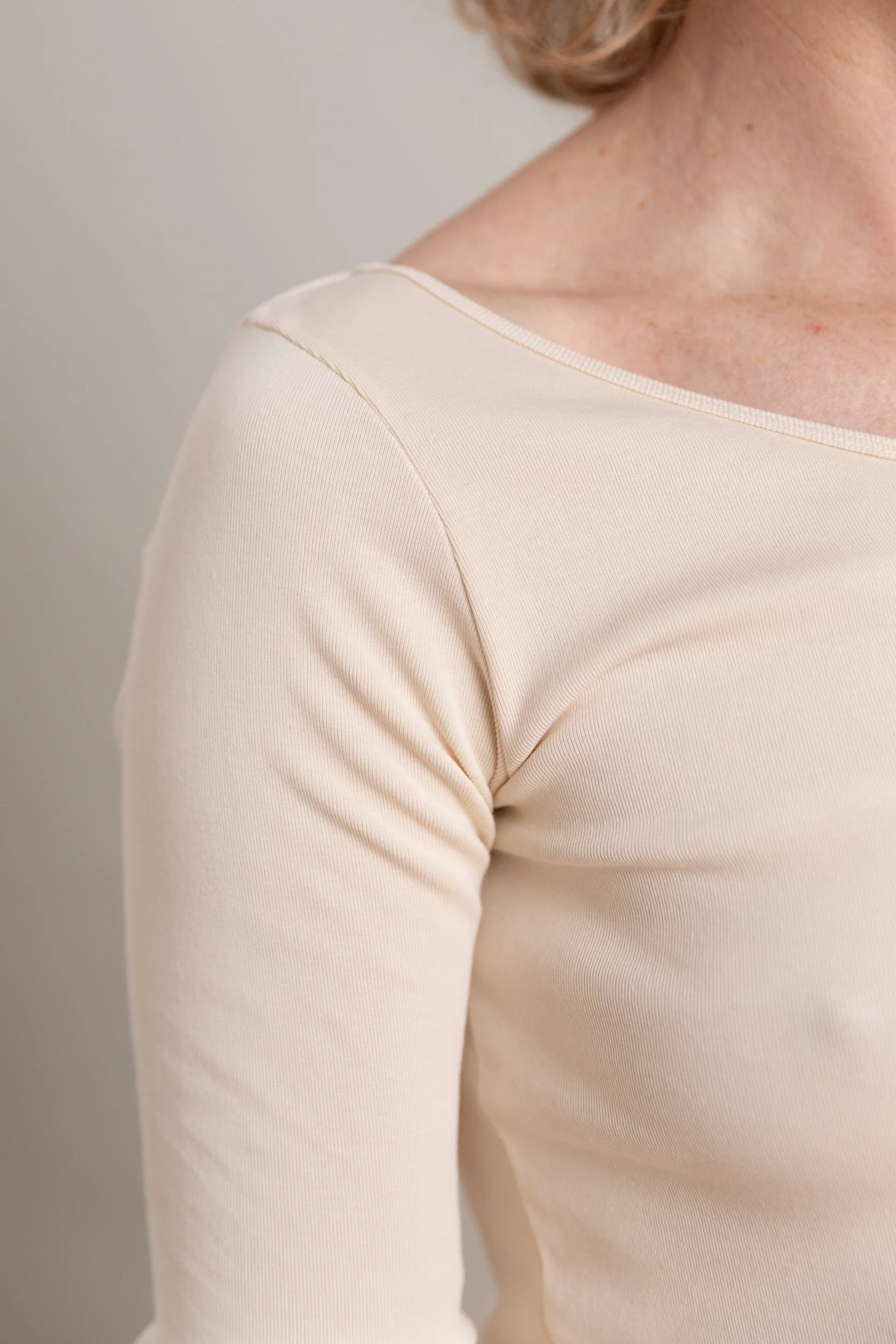 ORGANIC COTTON FINE RIB CARDIGAN IN IVORY - Image 2